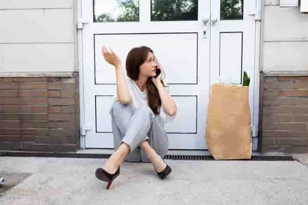femme bloquée dehors appelant un serrurier