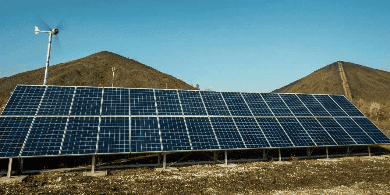 Les Émirats se sont engagés à atteindre la neutralité carbone d'ici 2050, un objectif qui ne prend toutefois pas en compte les émissions produites par le pétrole exporté et brûlé hors des frontières du pays.