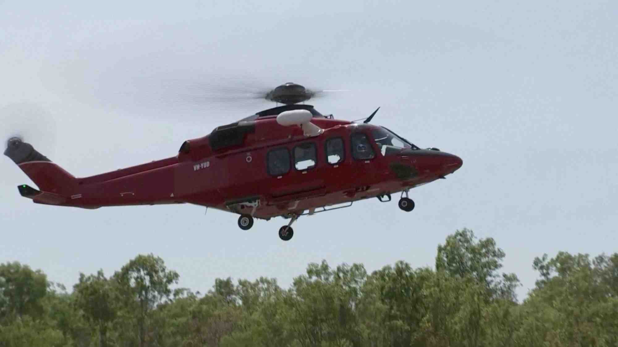 Un helicoptere decolle apres le crash d'un avion militaire americain a darwin