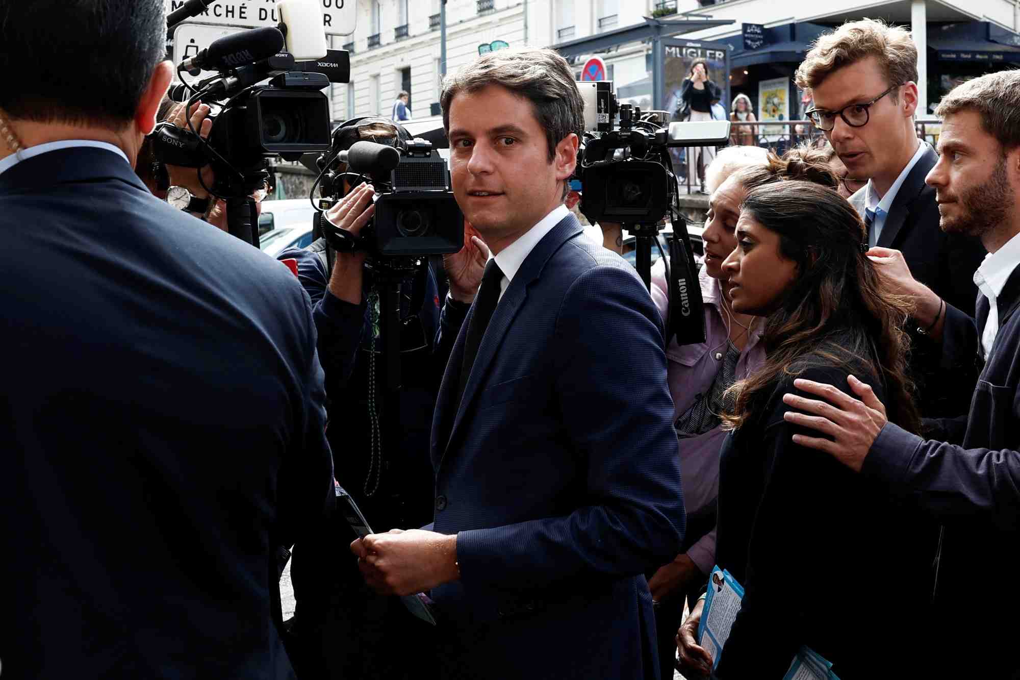 Le premier ministre gabriel attal et la porte-parole du gouvernement francais, prisca thevenot, a meudon-la-foret