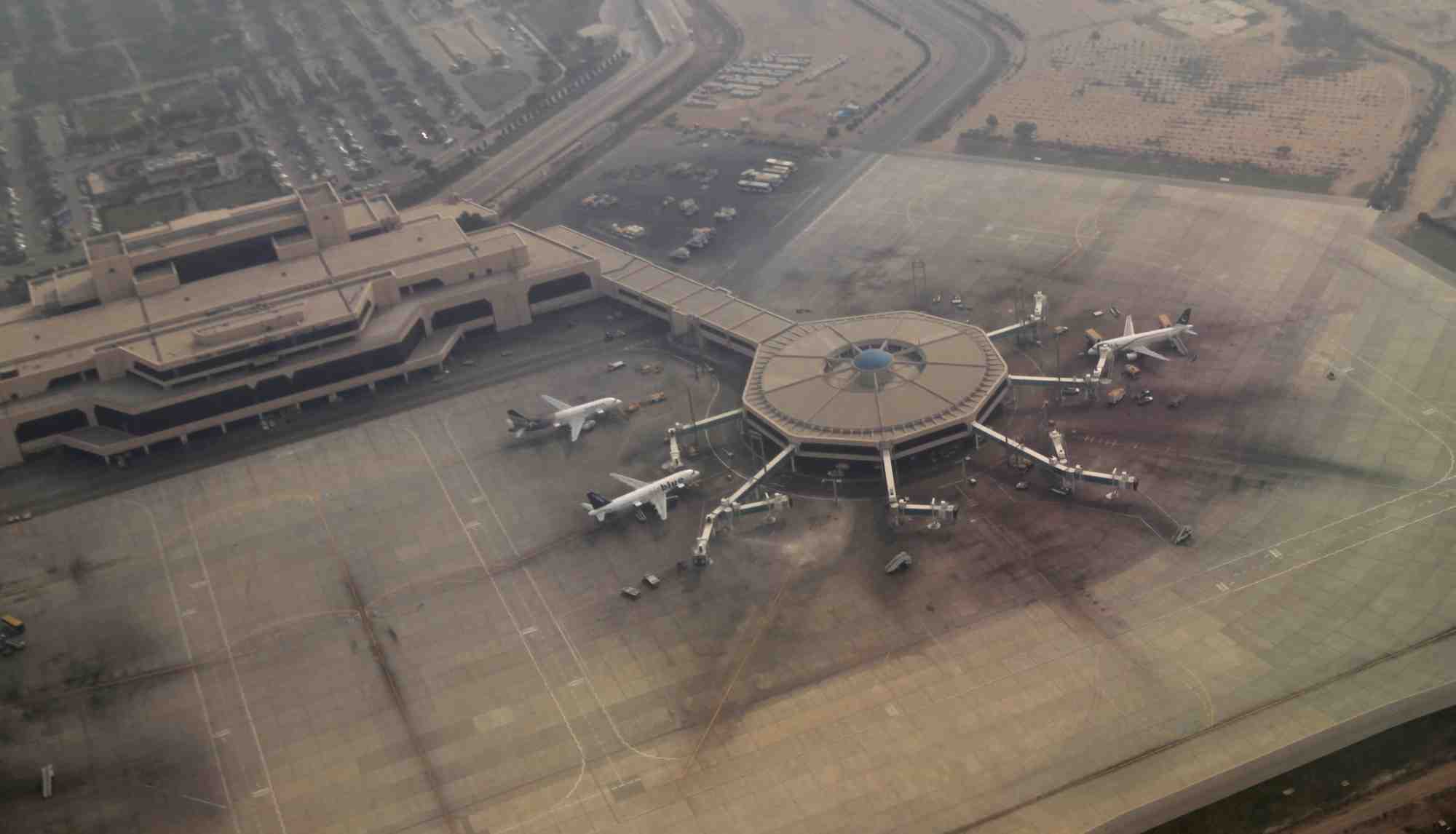 Une vue aerienne de l'aeroport de karachi
