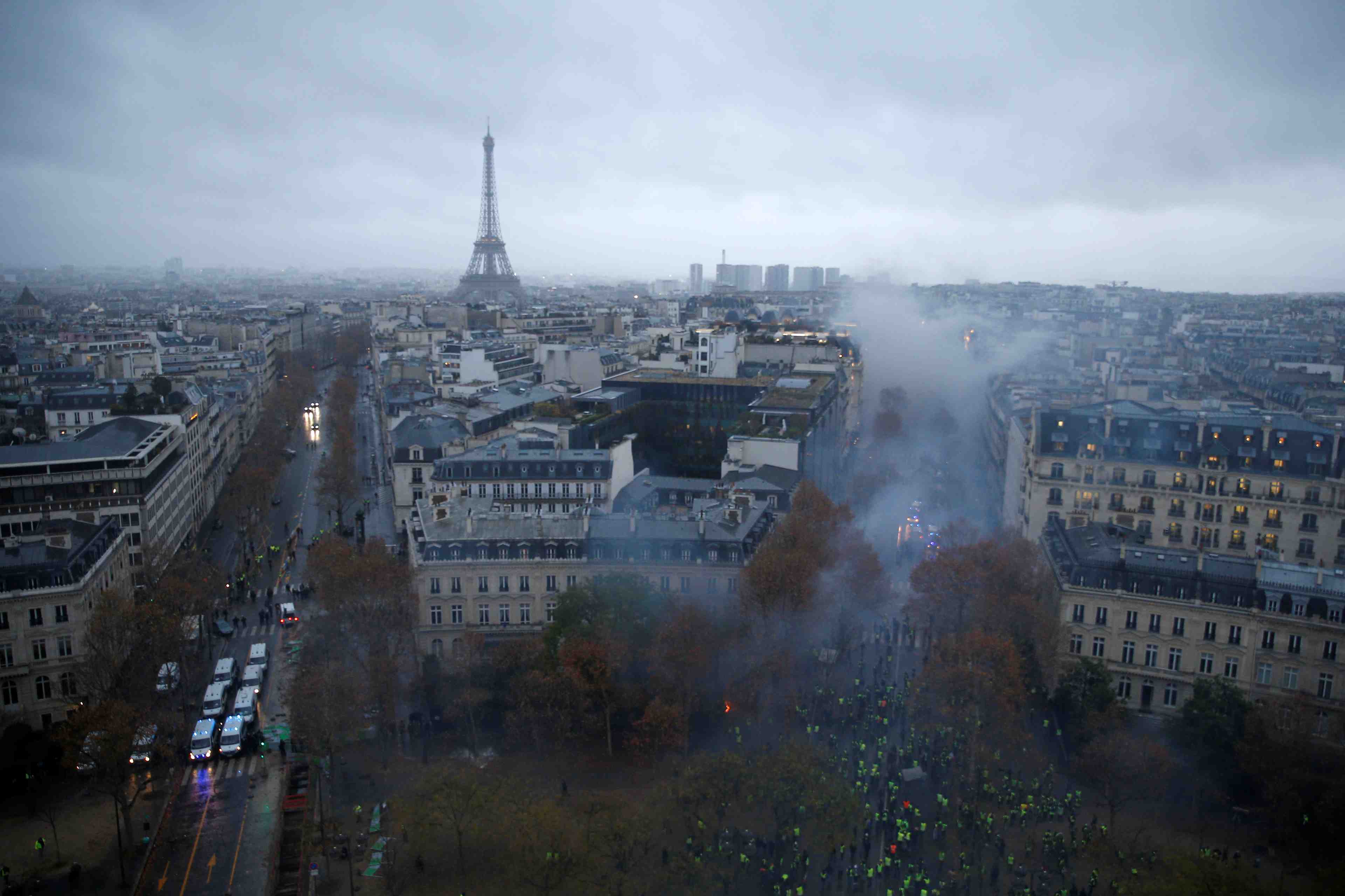 Gilet jaunes: galeries lafayette et printemps evacues, incendies dans des batiments