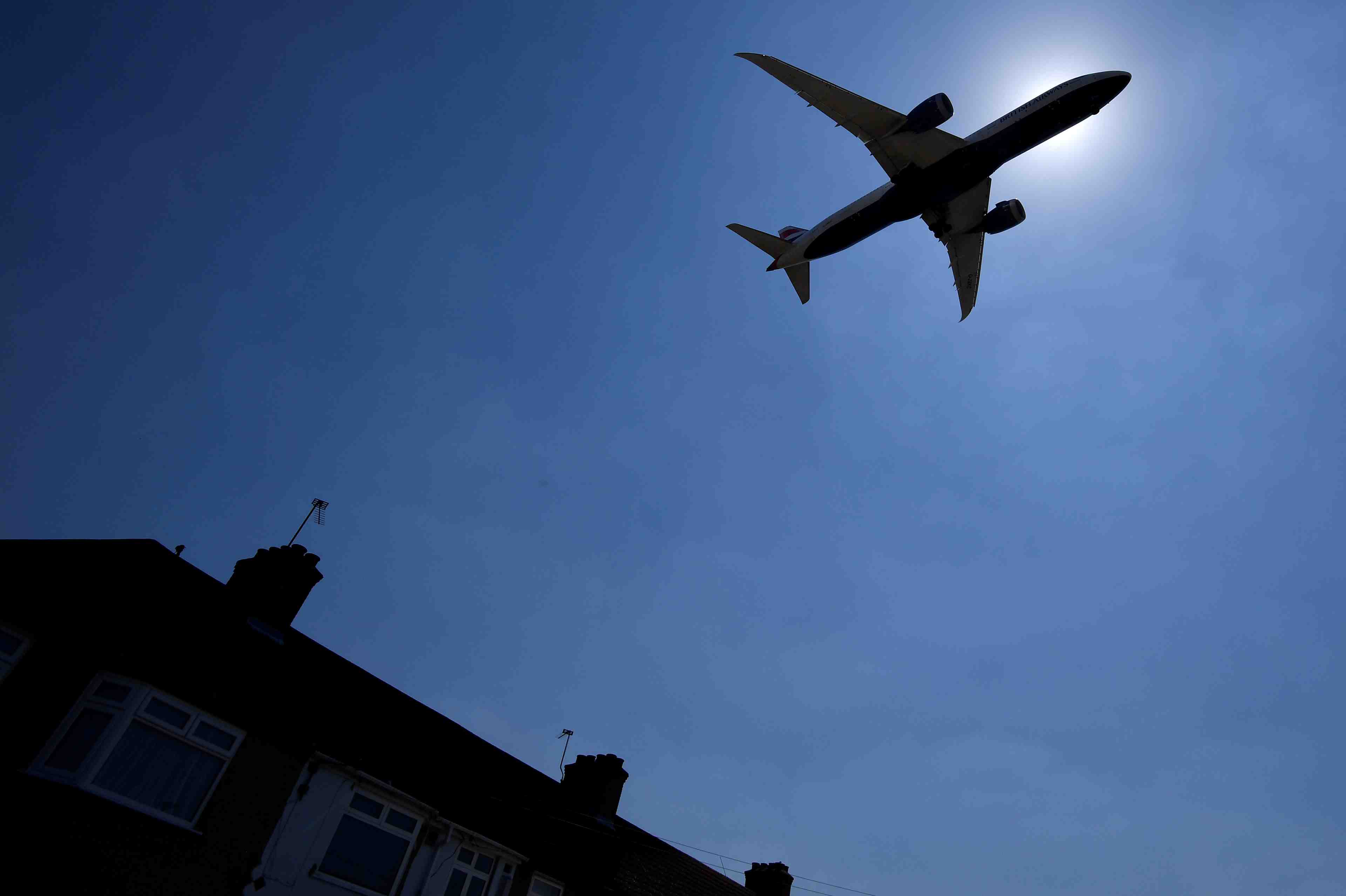 Gb: un passager clandestin chute d'un avion et s'ecrase dans un jardin