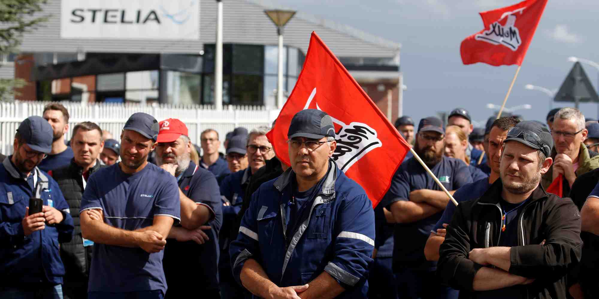 Les salariés de Stelia Aerospace, un sous-traitant d'Airbus, assistent sur le parvis de leur usine de Meaulte (dans la Somme, Hauts-de-France), le 2 juillet dernier, à une assemblée générale avec leurs représentants syndicaux, à la suite de l'annonce par Airbus de supprimer d'ici un an 15.000 emplois pour que l'entreprise survive à la crise du coronavirus.
