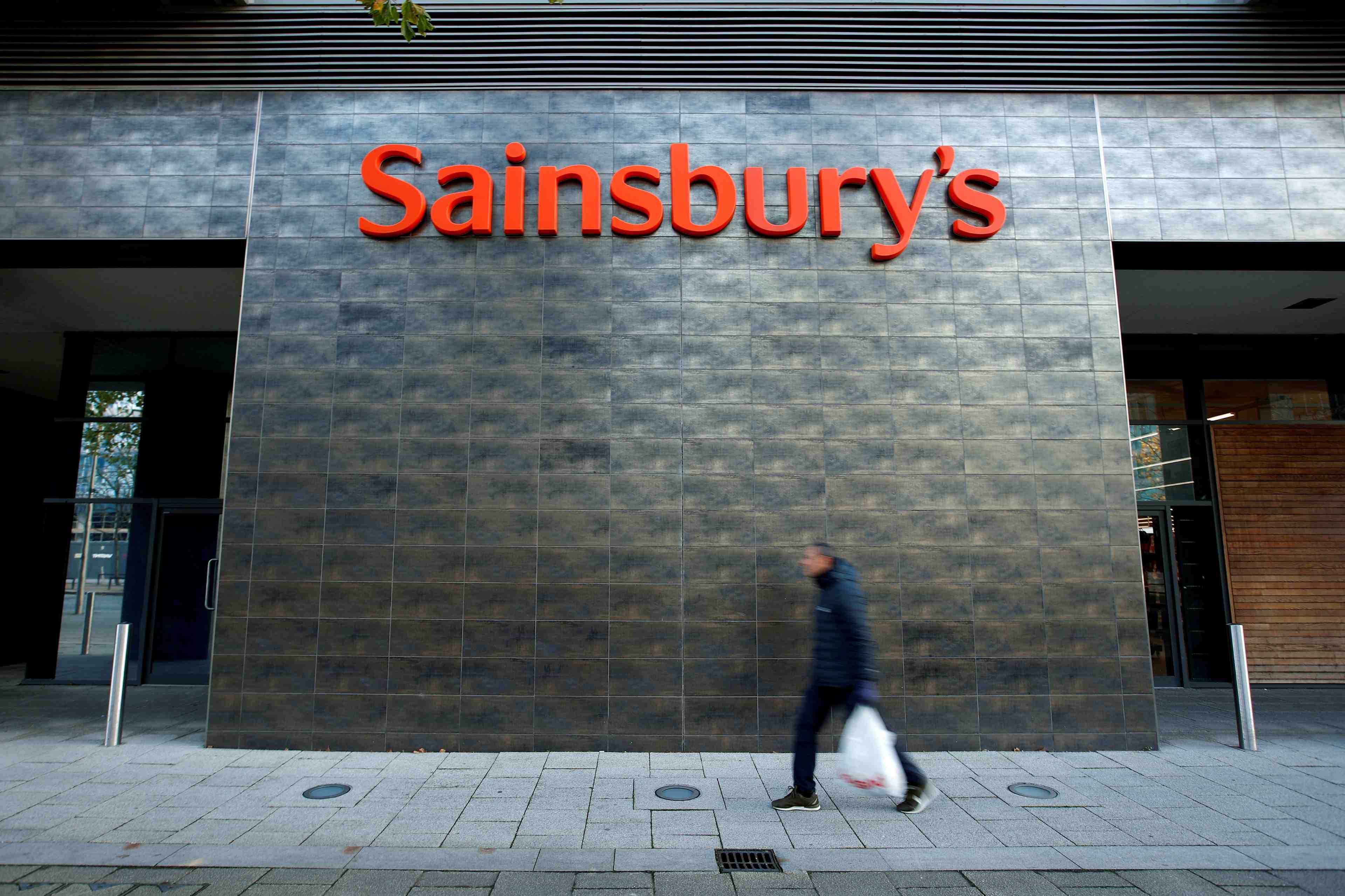 Des fonds de private equity lorgnent sainsbury, selon le sunday times