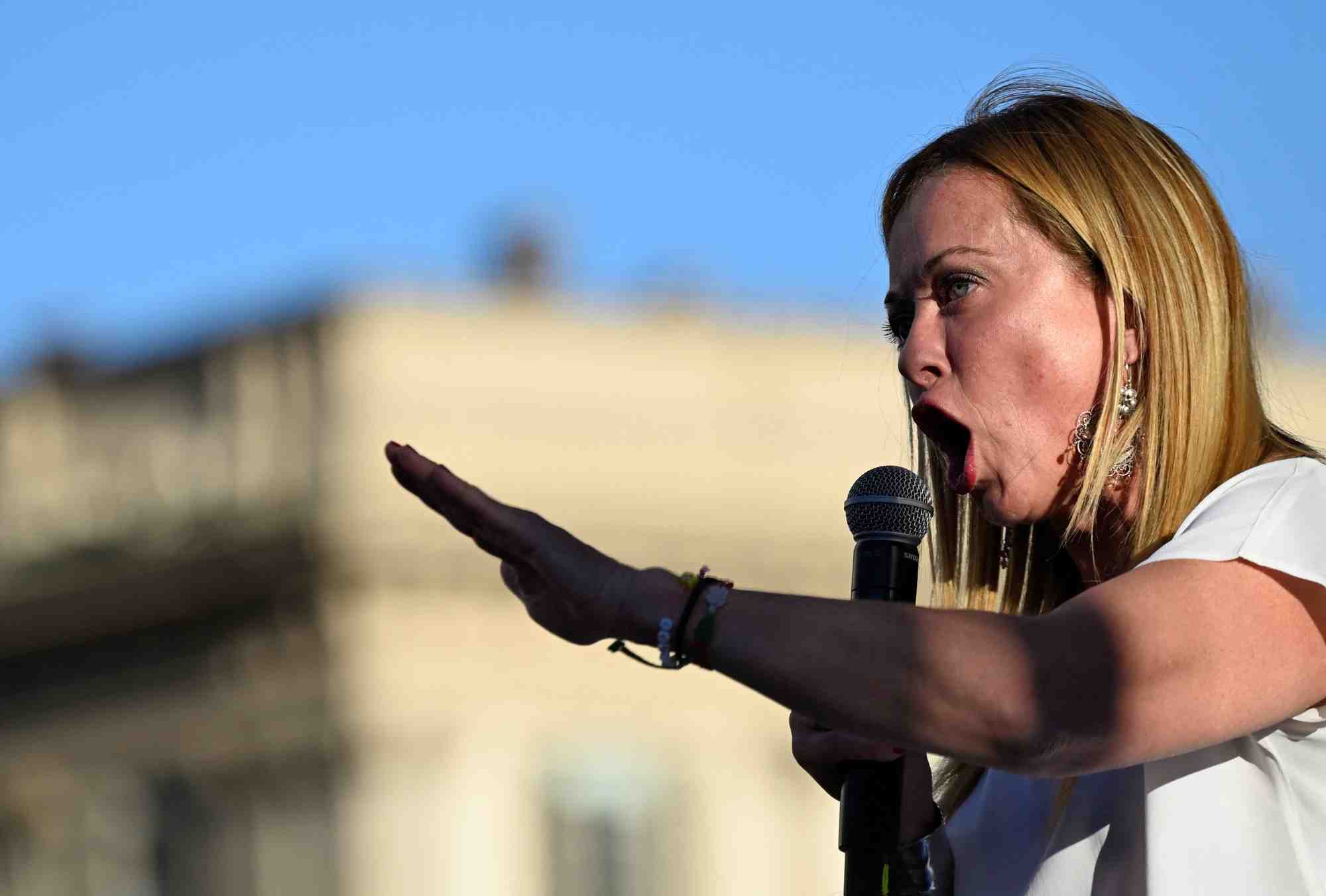Giorgia meloni, leader du parti d'extreme droite freres d'italie, participe a un rassemblement a milan.