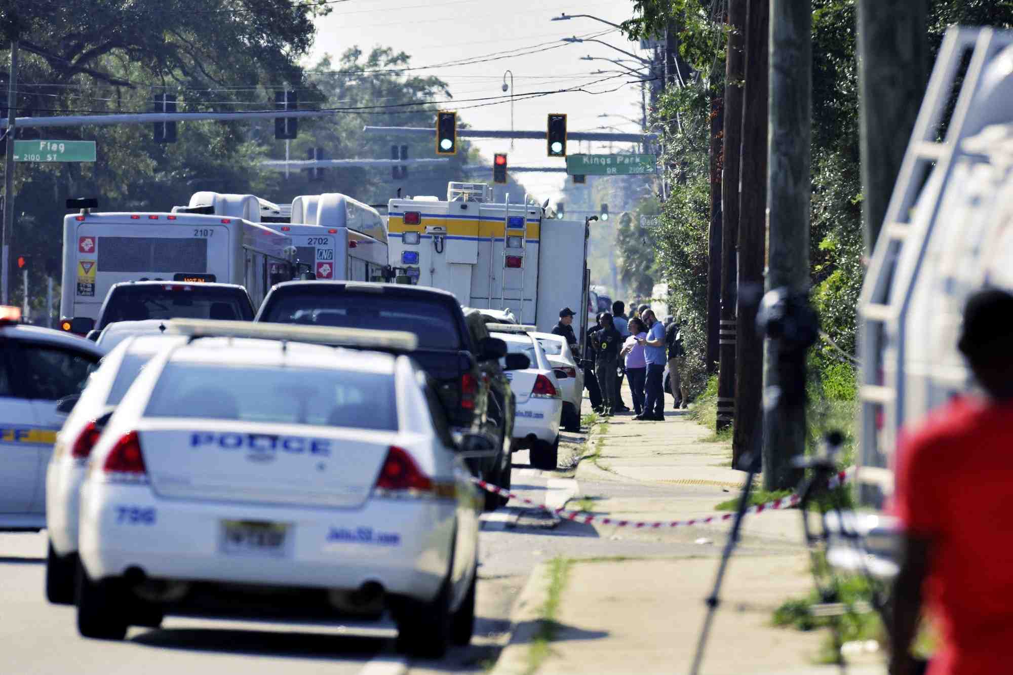 Le personnel d'urgence entoure un magasin dollar general a jacksonville