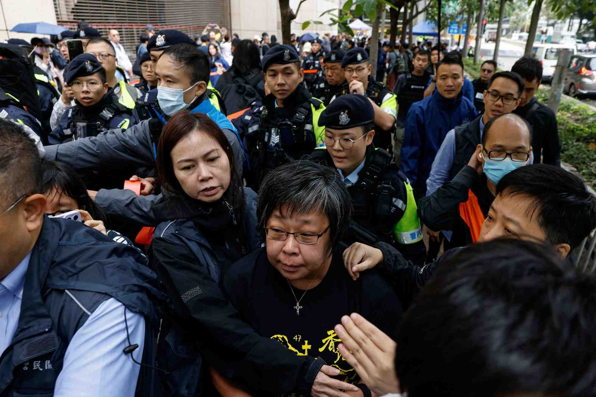 Scenes a l'exterieur du batiment des tribunaux de premiere instance de west kowloon avant la sentence contre les 45 militants pro-democratie a hong kong