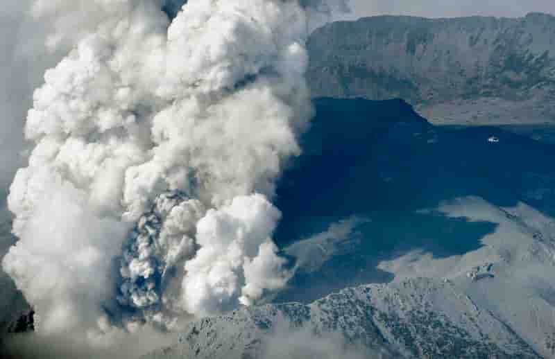Éruption volcanique au Japon, des blessés et des avions déroutés