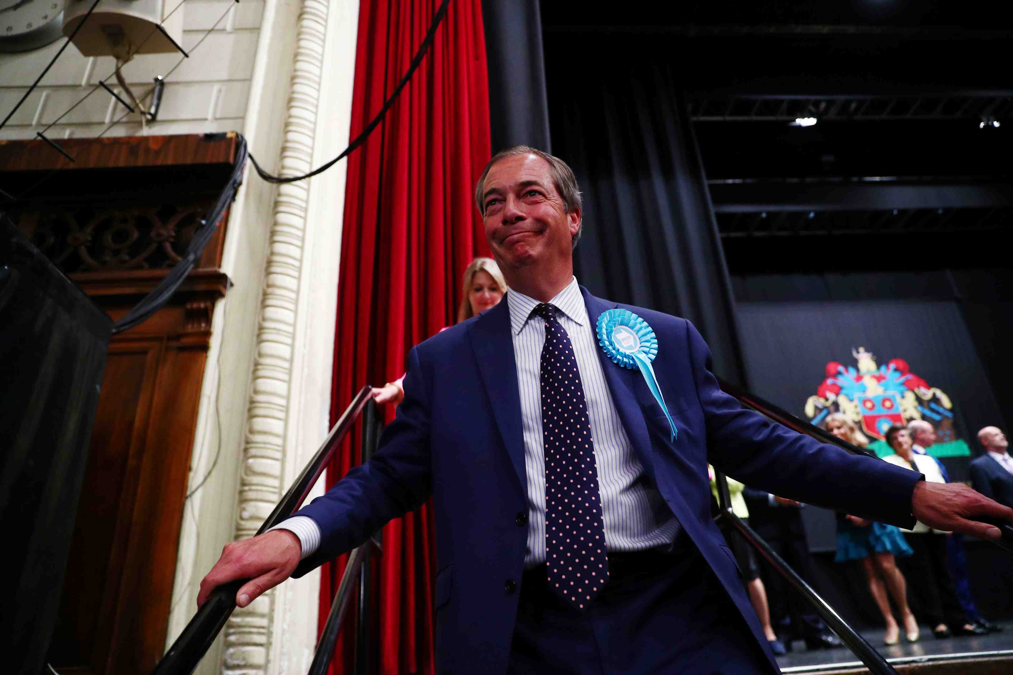 Le parti du brexit large vainqueur au royaume-uni