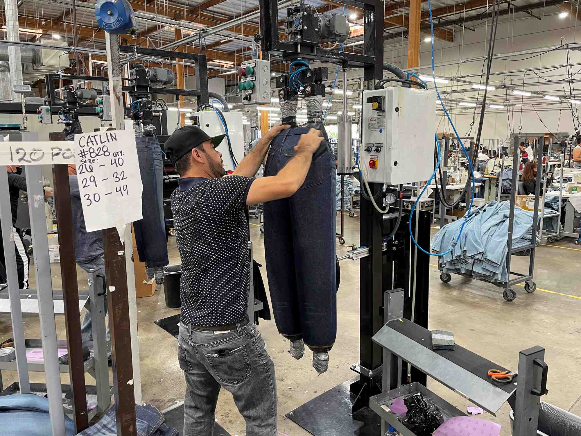 Une usine de confection de jeans a los angeles