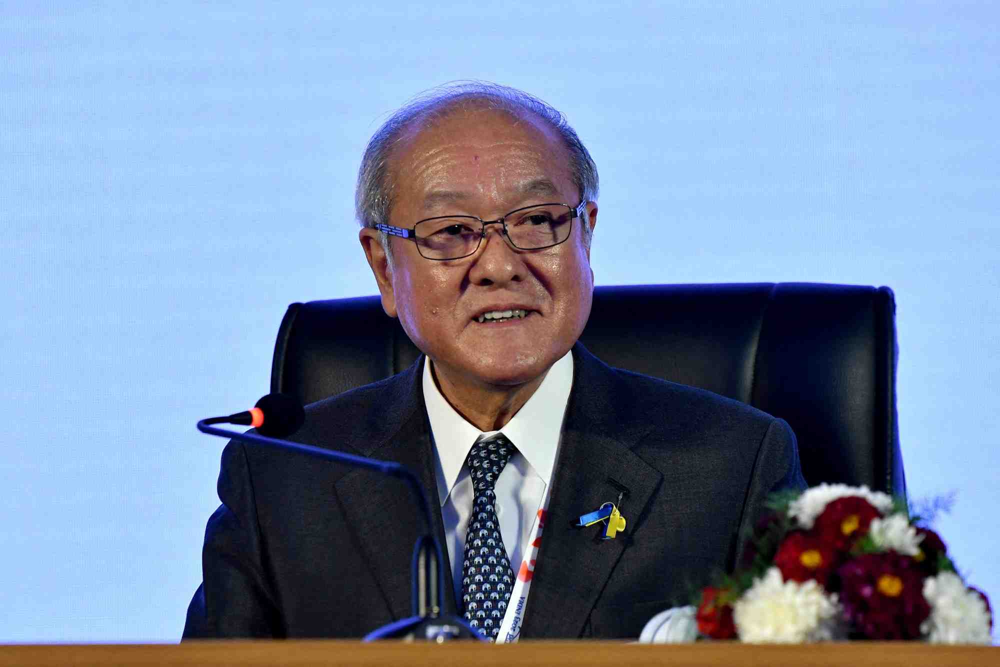 Le ministre japonais des finances, shunichi suzuki, participant a une conference de presse