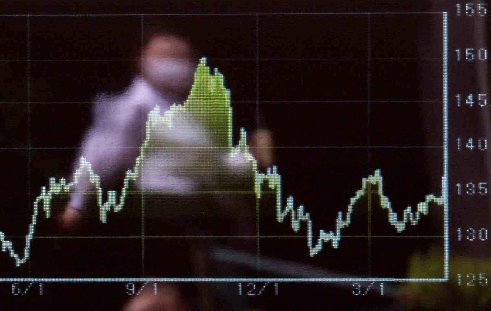 Un ecran montrant le taux de change du yen japonais par rapport au dollar americain, a tokyo