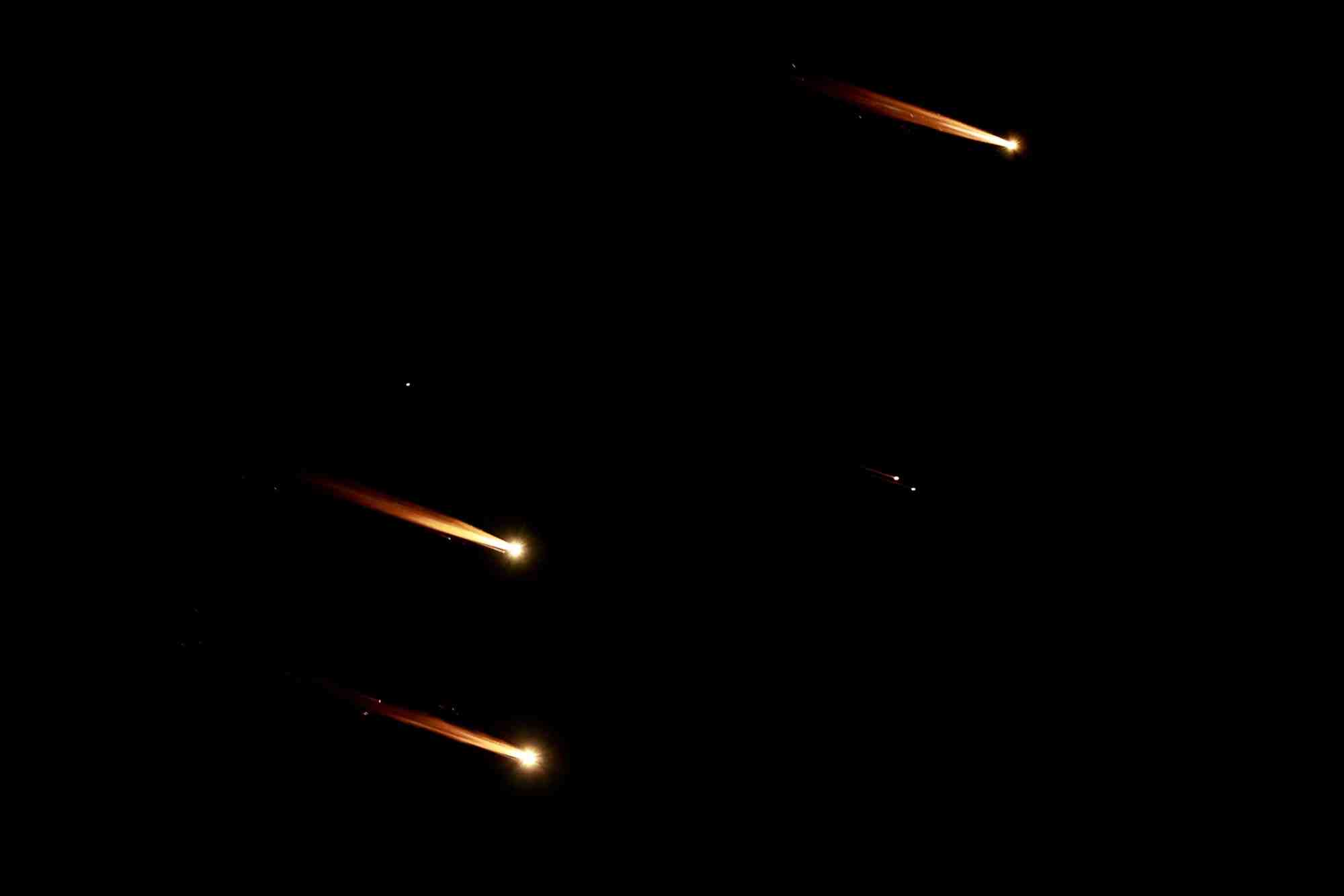 Des roquettes dans le ciel apres que l'iran a tire une salve de missiles, vu de tel aviv, israel