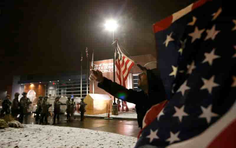 Retour au calme à Ferguson après deux nuits de violences