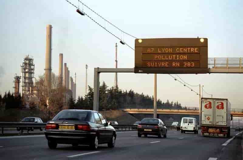 La vitesse pourra etre reduite a 90 km/h sur les autoroutes en ville