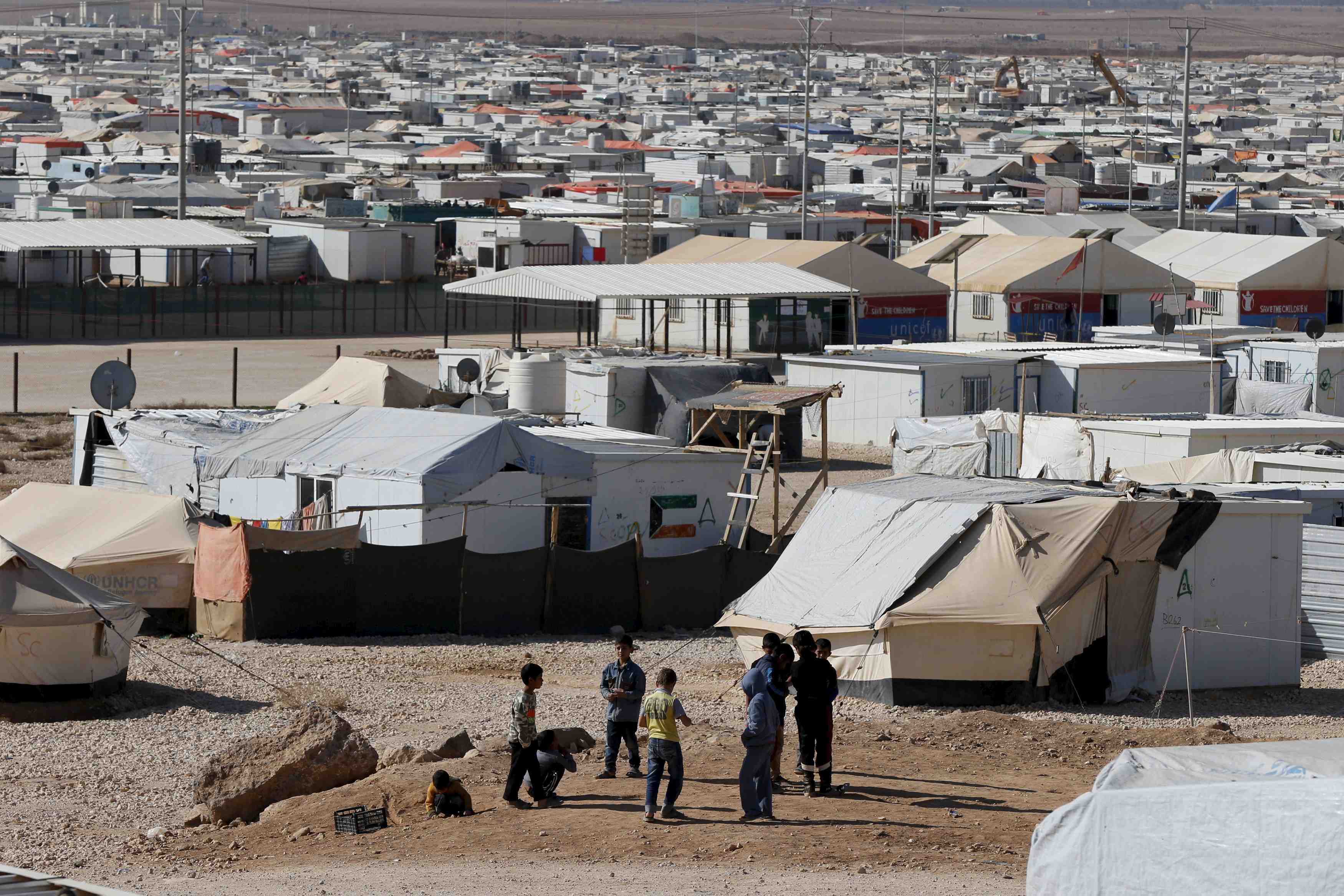 Des milliers de refugies syriens bloques a la frontiere jordanienne