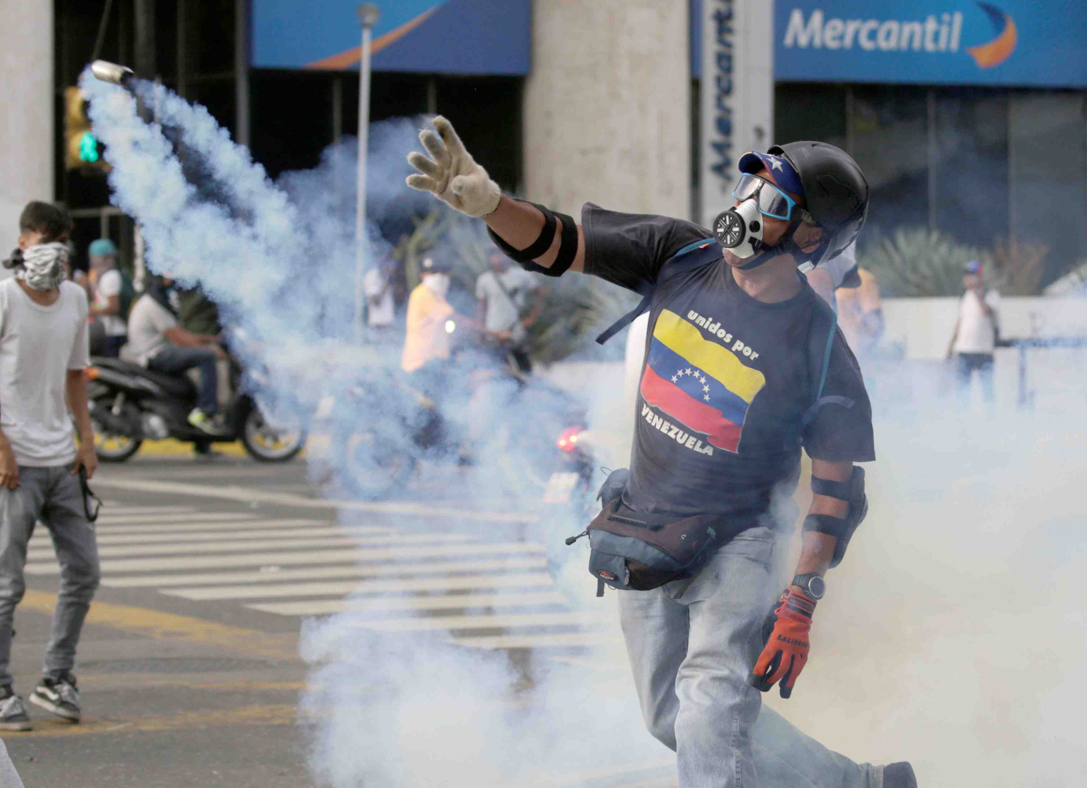 Deux etudiants, un soldat tues en marge de marches anti-maduro