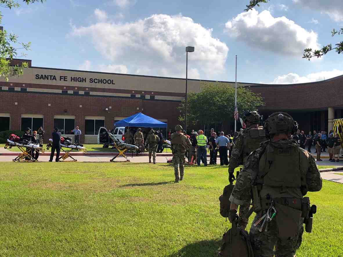 Fusillade dans un lycee du texas, au moins 8 morts
