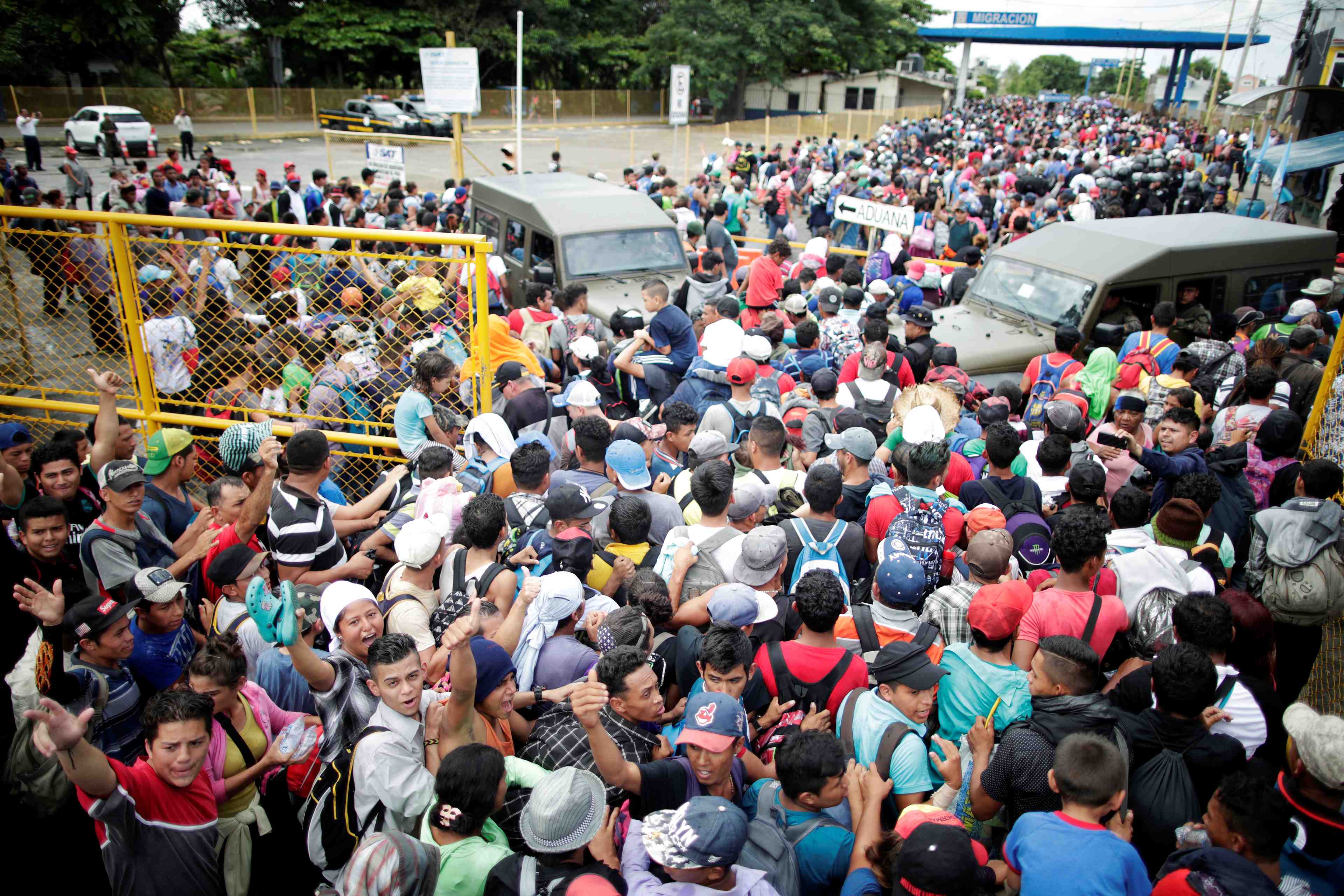 Un convoi de migrants honduriens bloque a la frontiere mexicaine