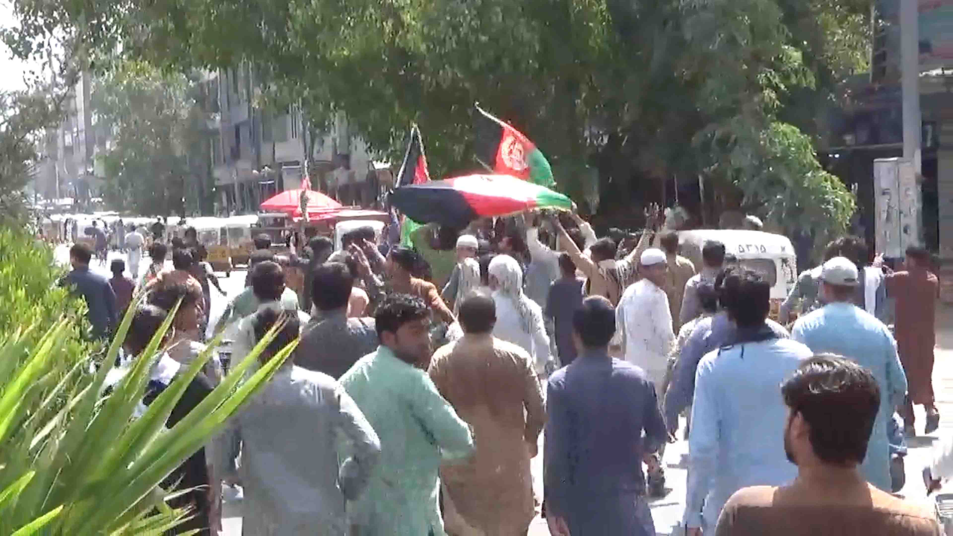Afghanistan: tirs de taliban et bousculade a assadabad, des morts, dit un temoin