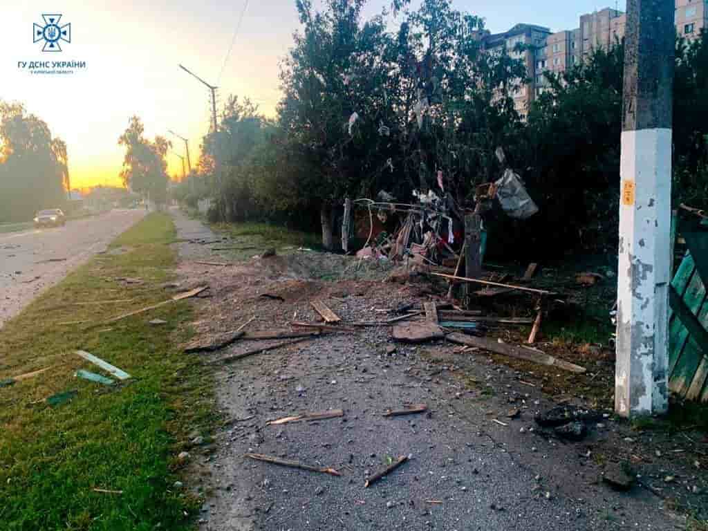 Un cratere laisse par les debris d'un drone dans la region de kyiv, en ukraine