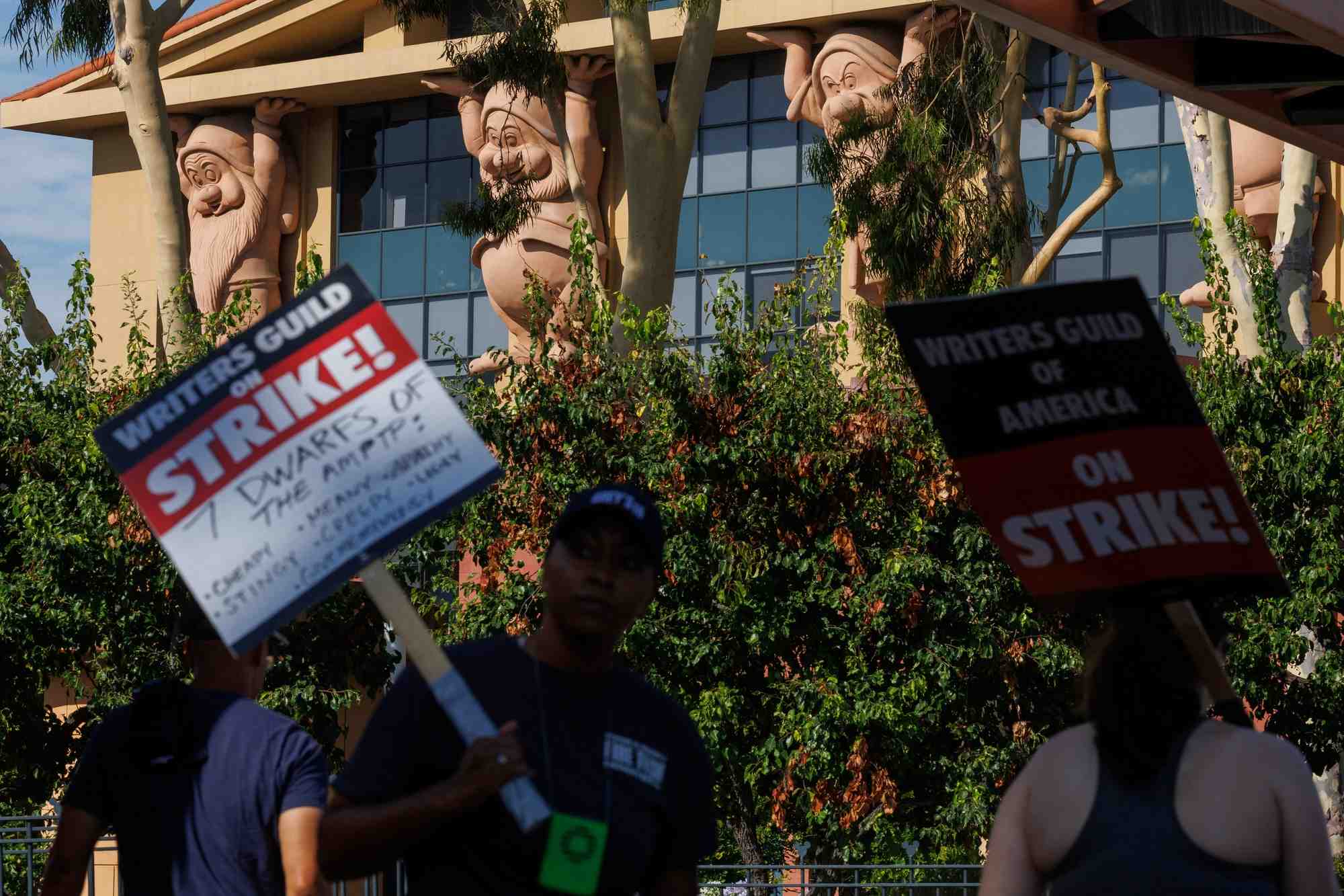 Acteurs et ecrivains hollywoodiens en greve devant les studios disney en californie