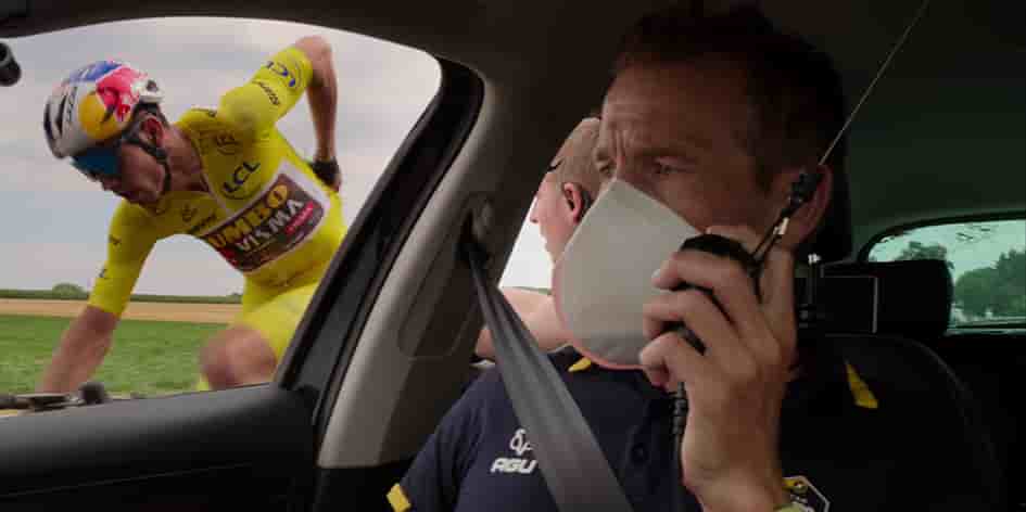 À bord de la voiture Jumbo Visma, lors du Tour 2022. En jaune : Wout Van Aert.
