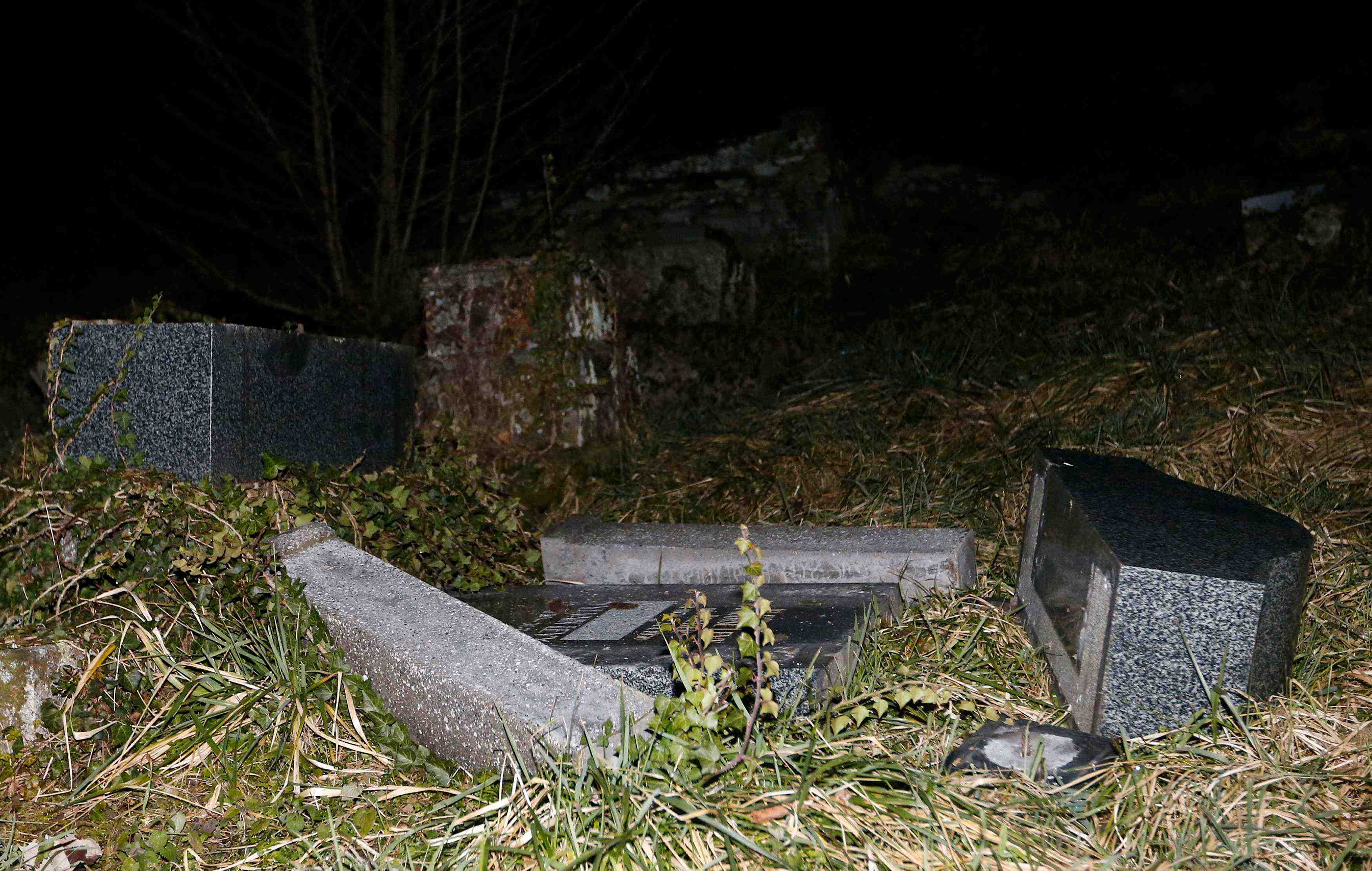 Plus de 200 tombes profanees dans un cimetiere juif en alsace