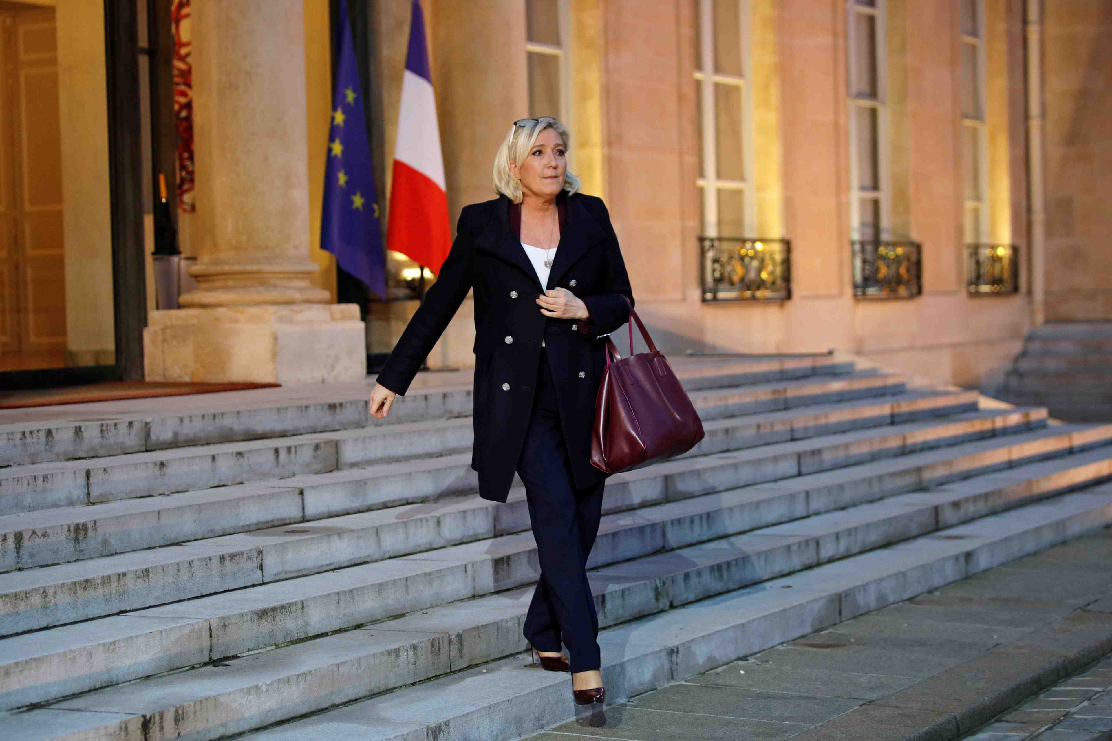 Pour le pen, macron fait un usage "politicien" de la diplomatie