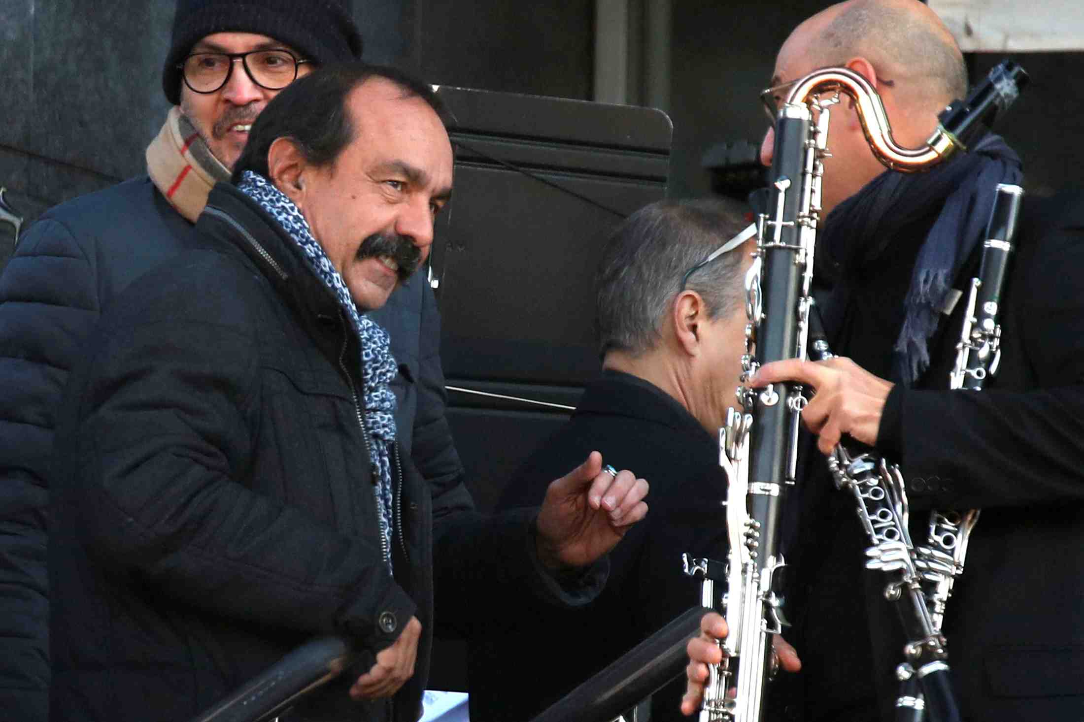 Martinez appelle "tous les francais" a se mettre en greve
