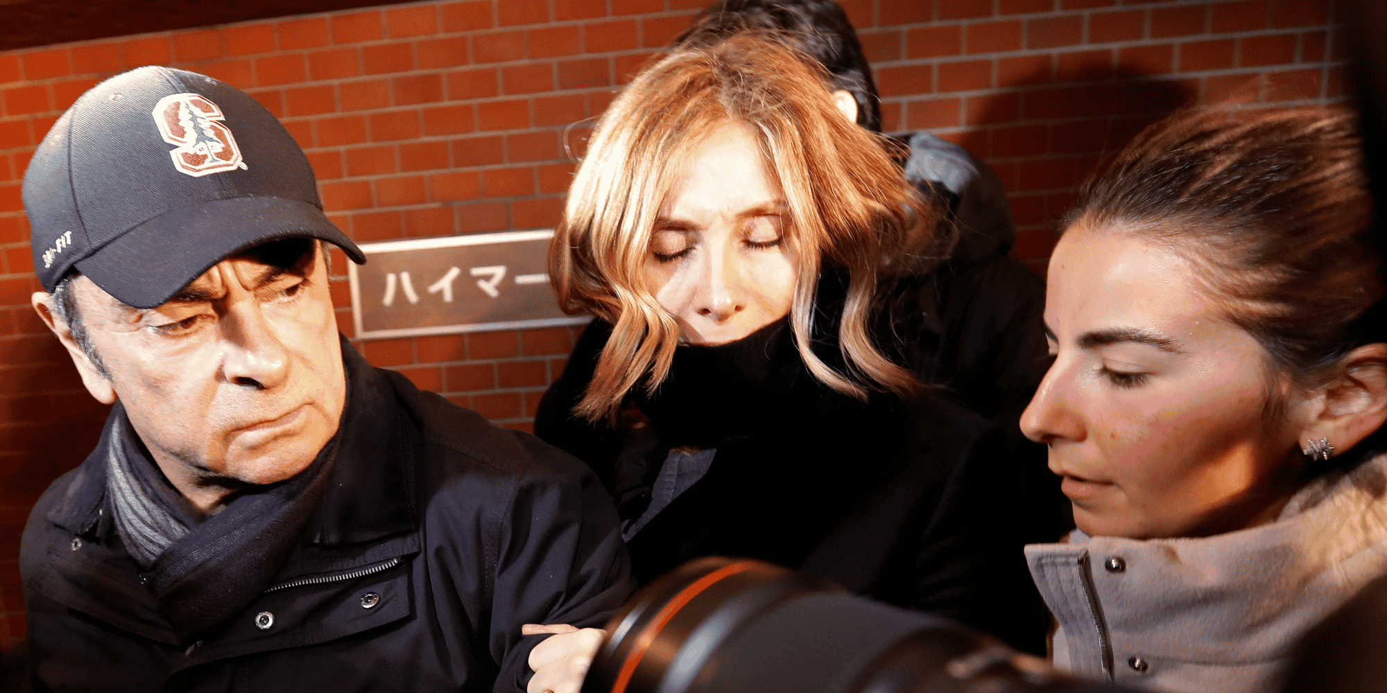 Photo d'archive. Carlos Ghosn (à g.), accompagné de sa femme Carole Ghosn (au milieu), arrive à son lieu de résidence à Tokyo, le 8 mars 2019.