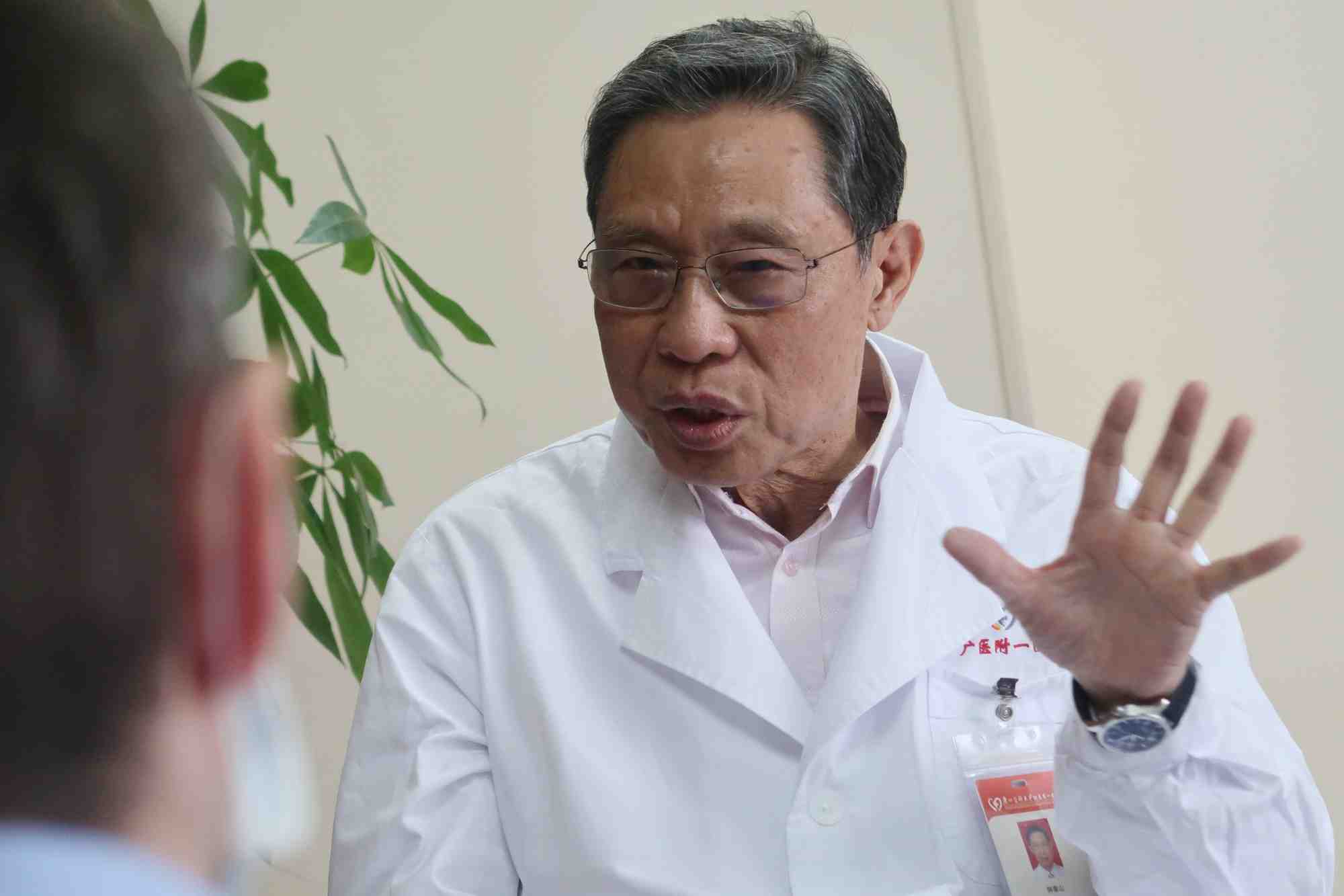 Zhong Nanshan est un épidémiologiste de 83 ans, célèbre pour avoir lutté contre l'épidémie de Sras (Syndrome respiratoire aigu sévère), également causée par un coronavirus et qui avait fait près de 800 morts à travers le monde en 2002-2003. Il s'est montré optimiste sur un prochain ralentissement de la propagation du "coronavirus de Wuhan".
