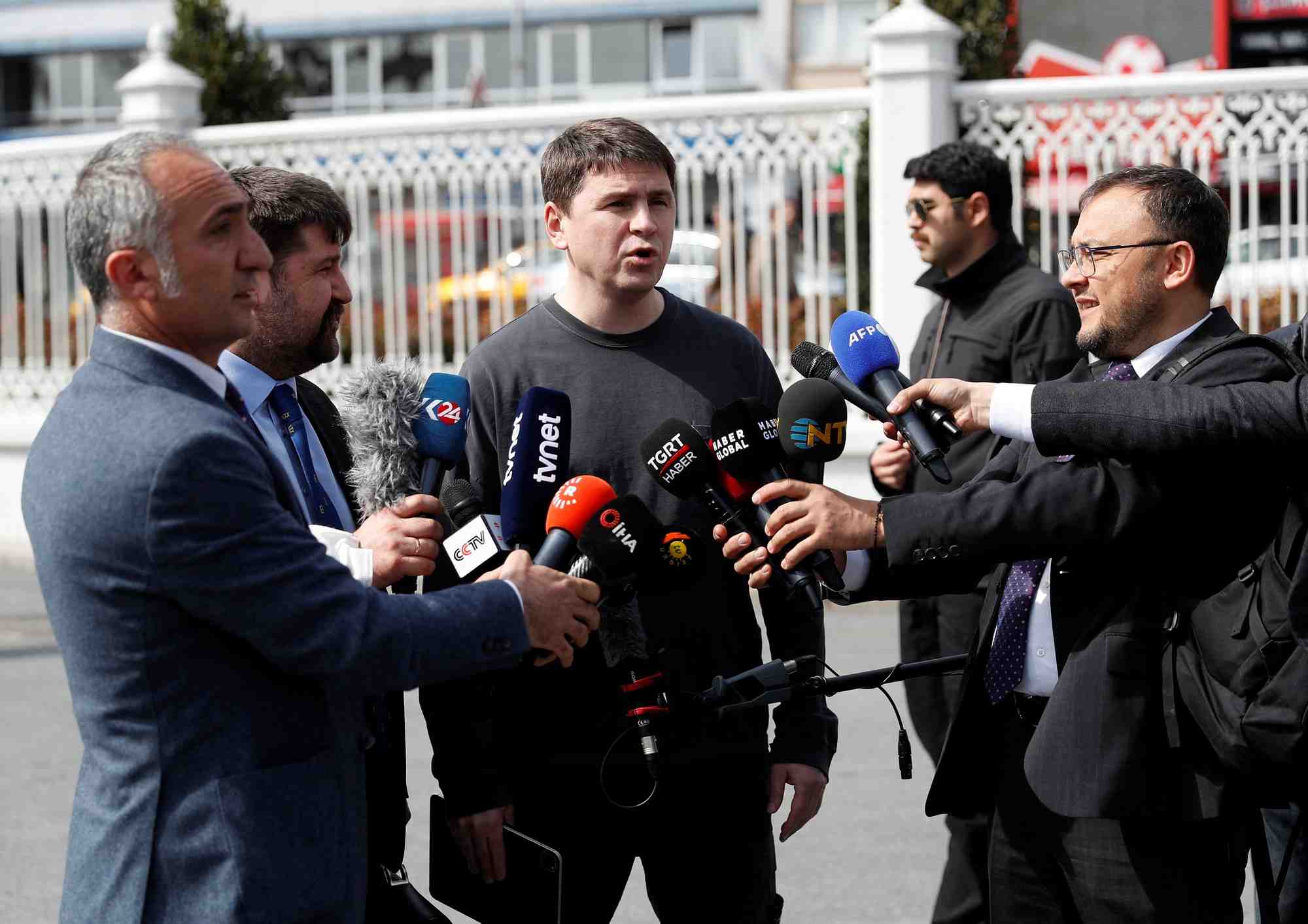 L'ukraine propose a la russie des pourparlers pour marioupol