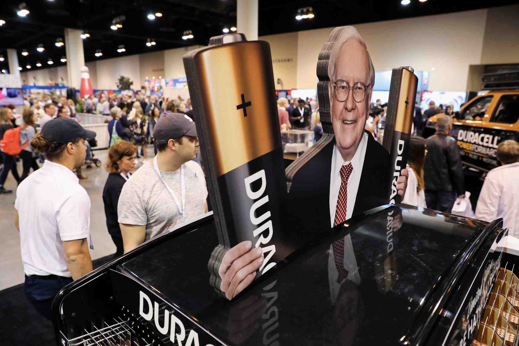 Des actionnaires achetent des produits a prix reduit lors de la reunion annuelle des actionnaires de berkshire hathaway a omaha
