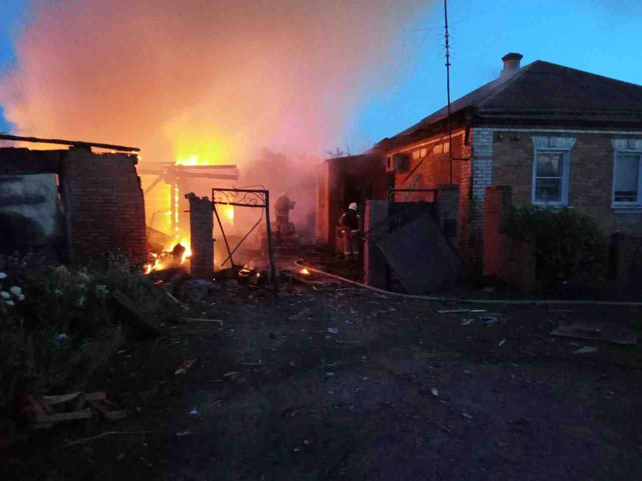 Une maison en feu apres un bombardement dans la region de belgorod, en russie