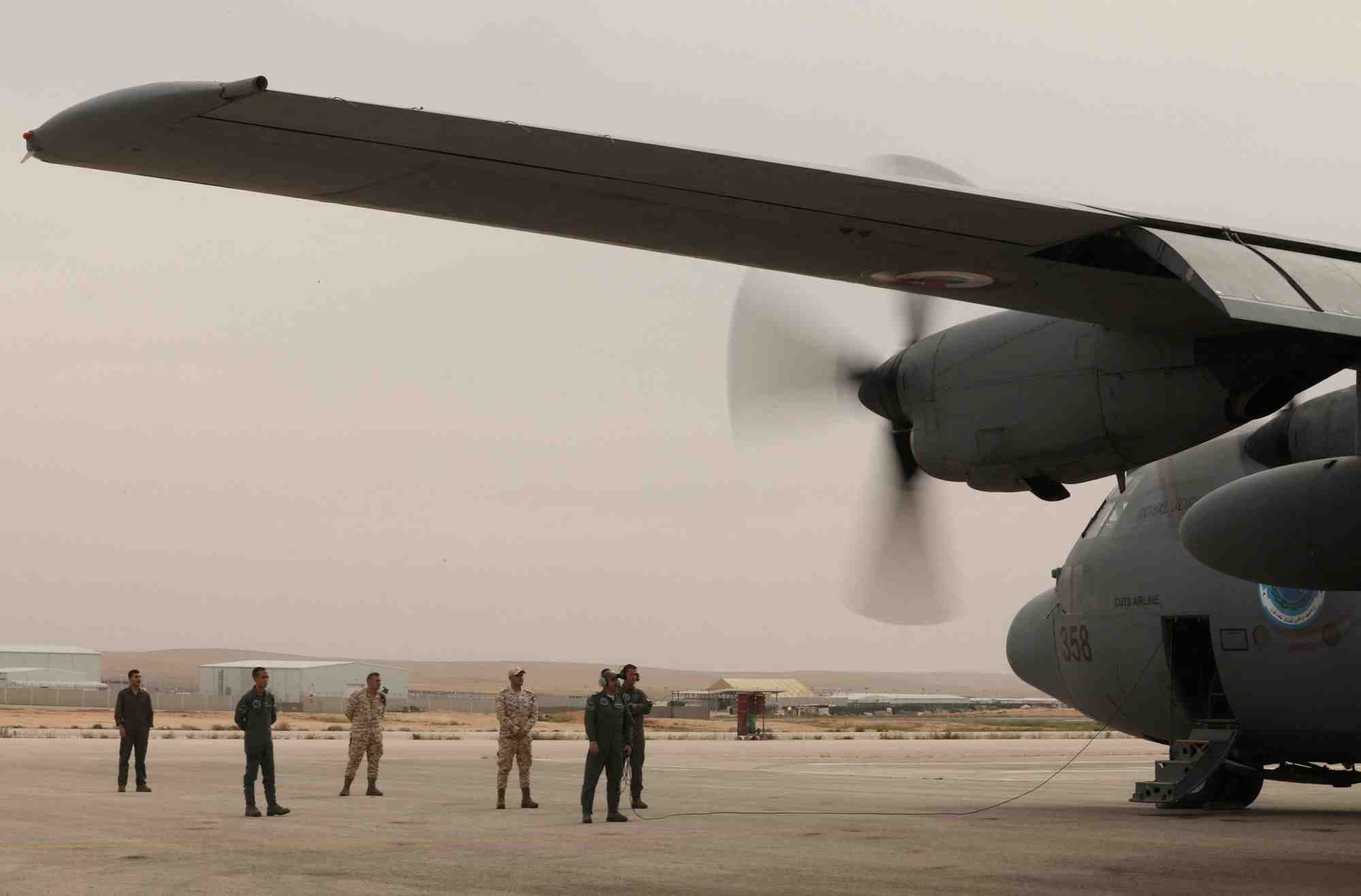Un avion militaire pres de gaza, a zarqa, en jordanie