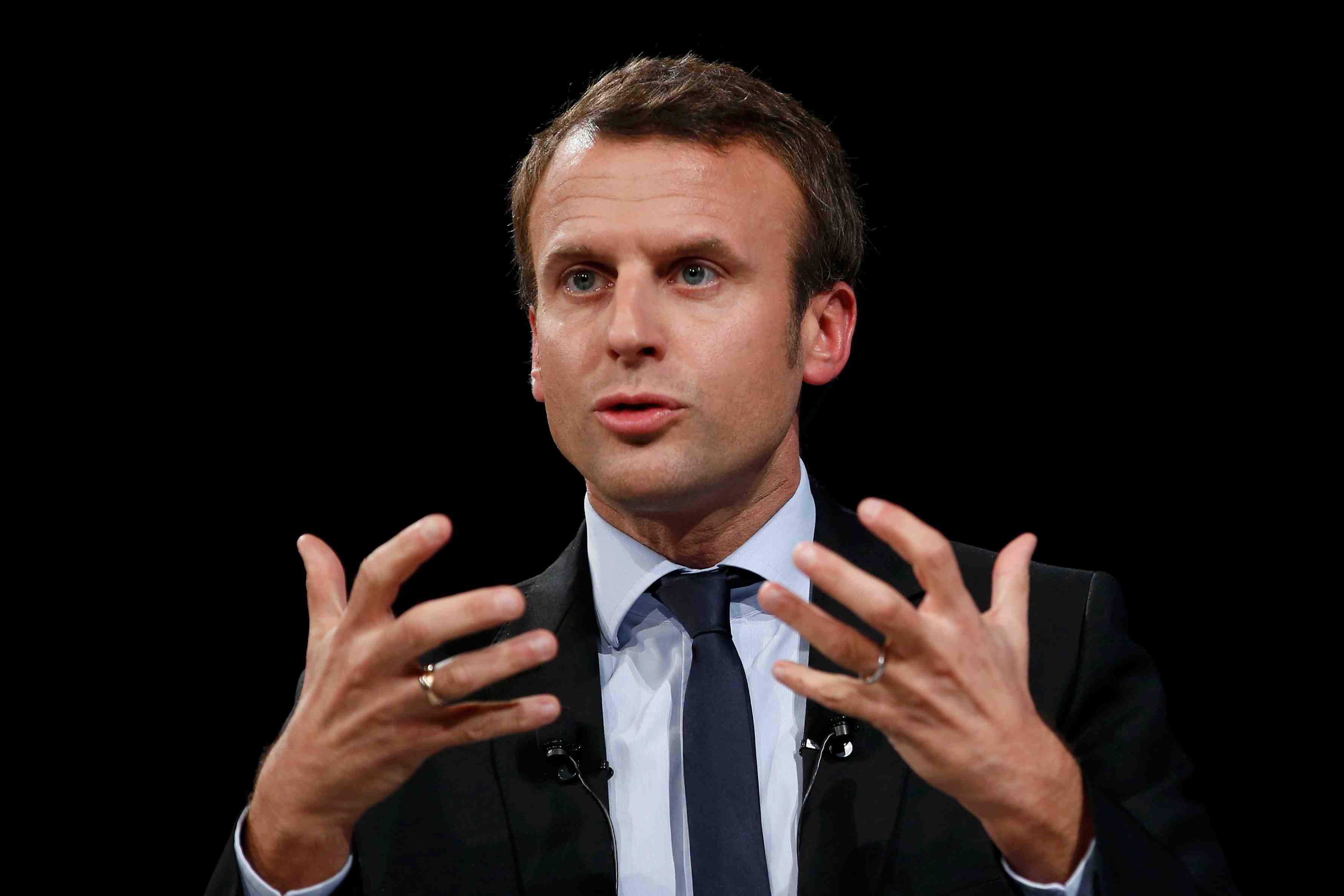 Macron parle de ses convergences avec juppe et critique hollande