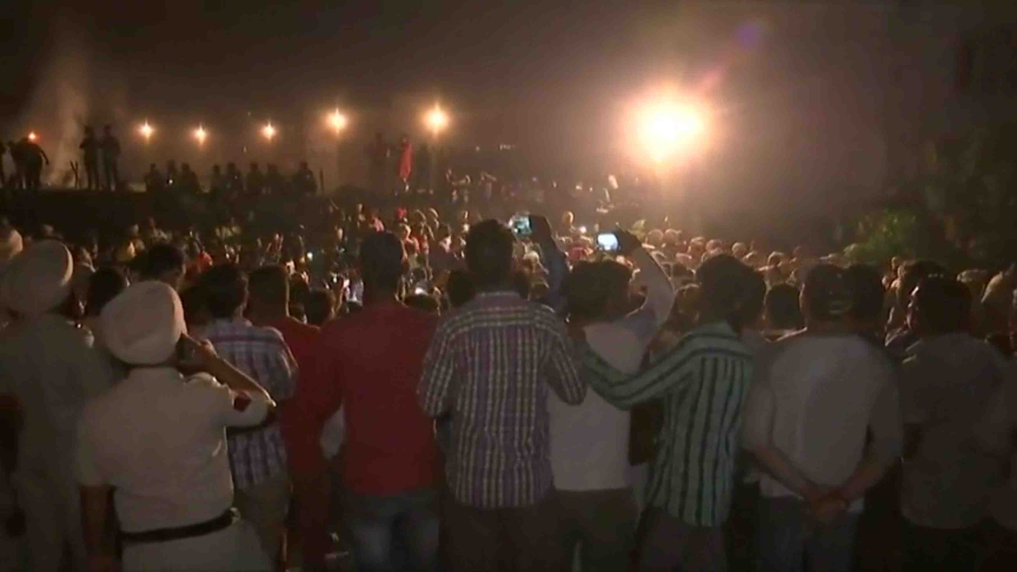 Une foule happee par un train en inde