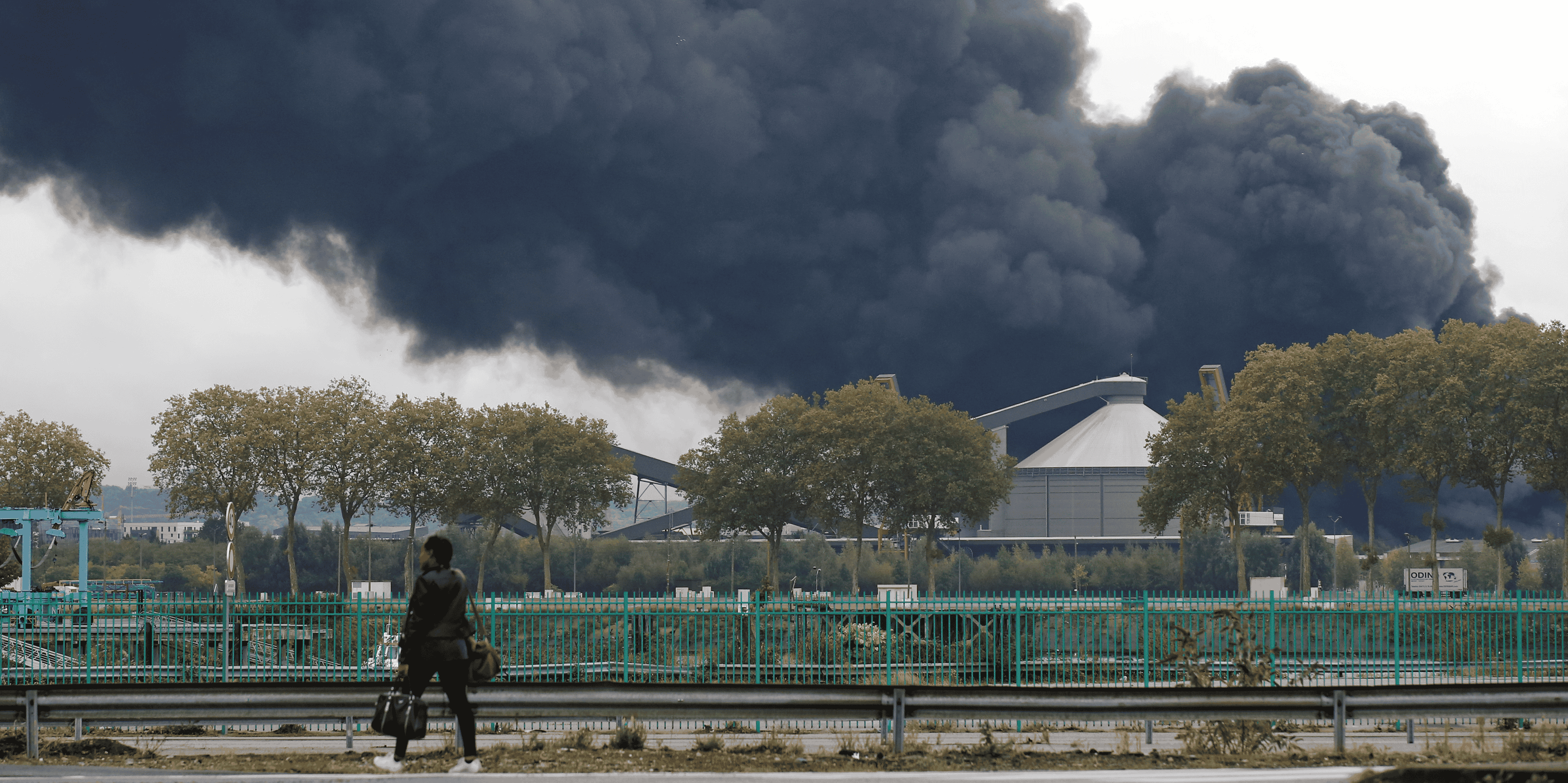 De la fumée s'échappe de l'usine Lubrizol, à Rouen, le 26 septembre 2019