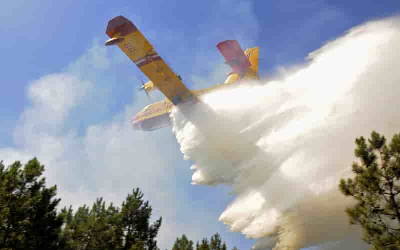 Des avions-citerne francais envoyes en algerie face aux incendies, annonce macron