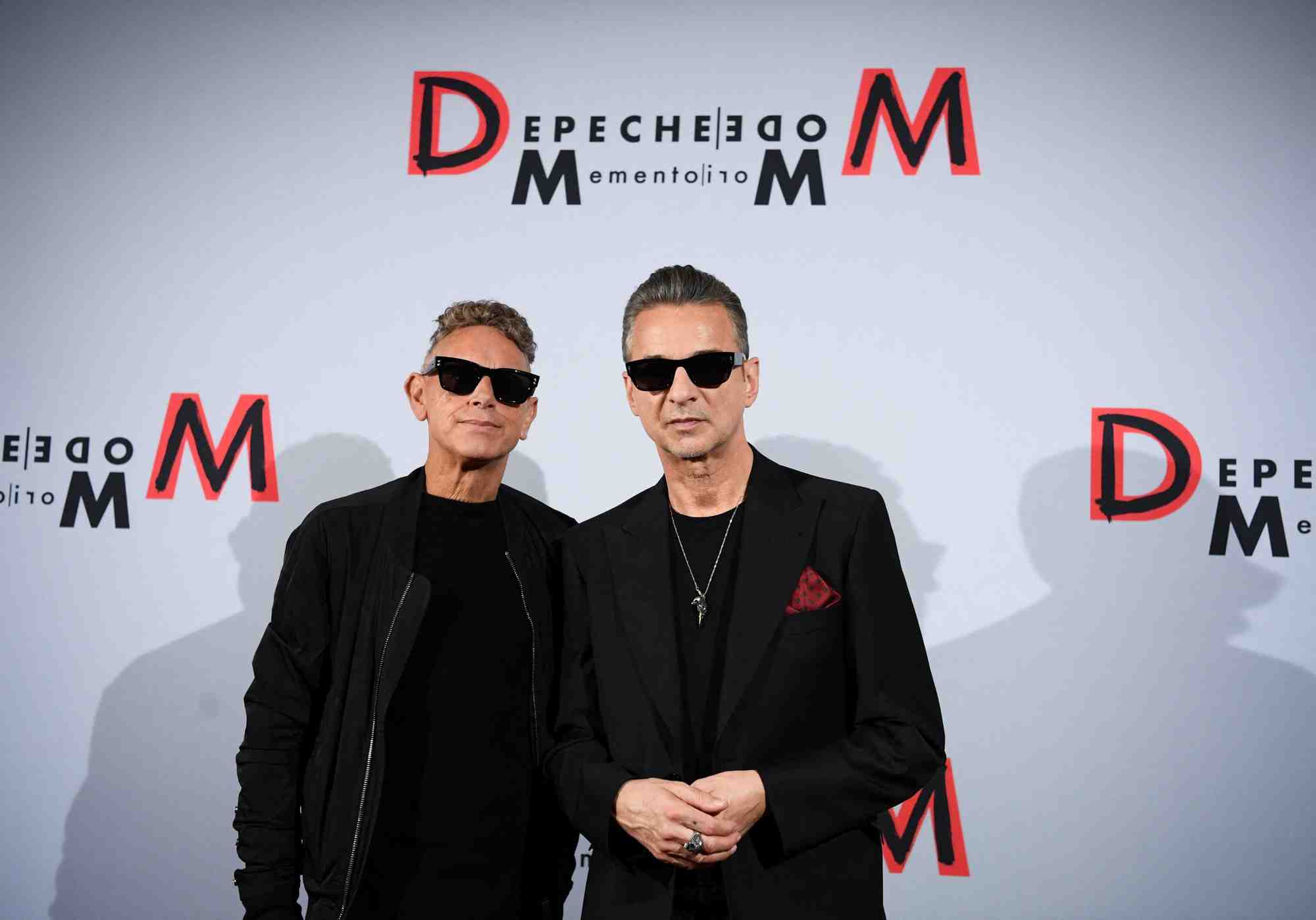 Le chanteur dave gahan et le guitariste et clavieriste martin gore, du groupe de musique depeche mode, lors d'une conference de presse diffusee en direct de berlin