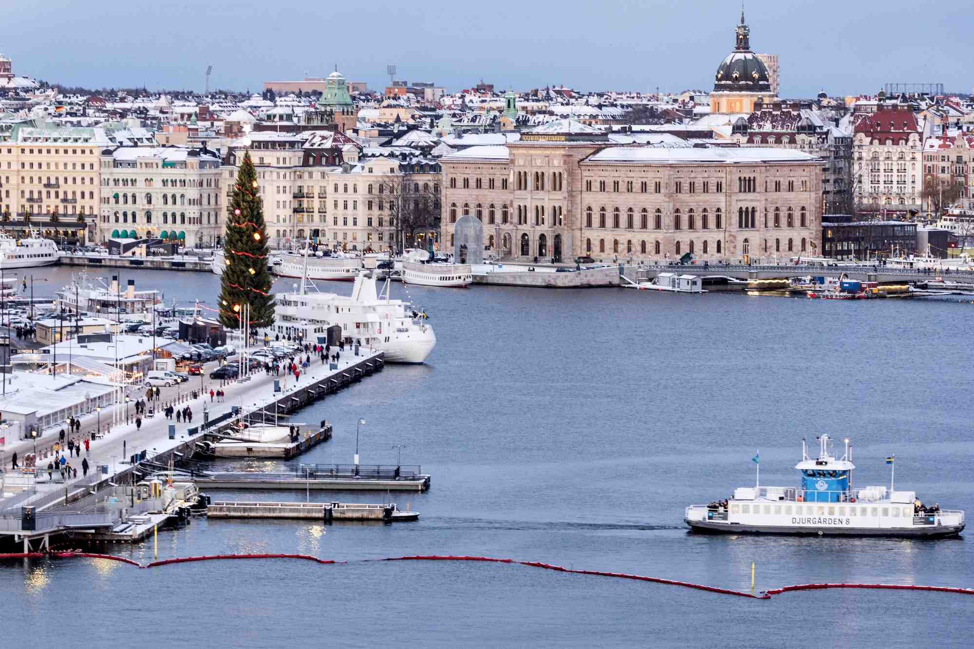 Des personnes se promenent sur le quai skeppsbron a stockholm