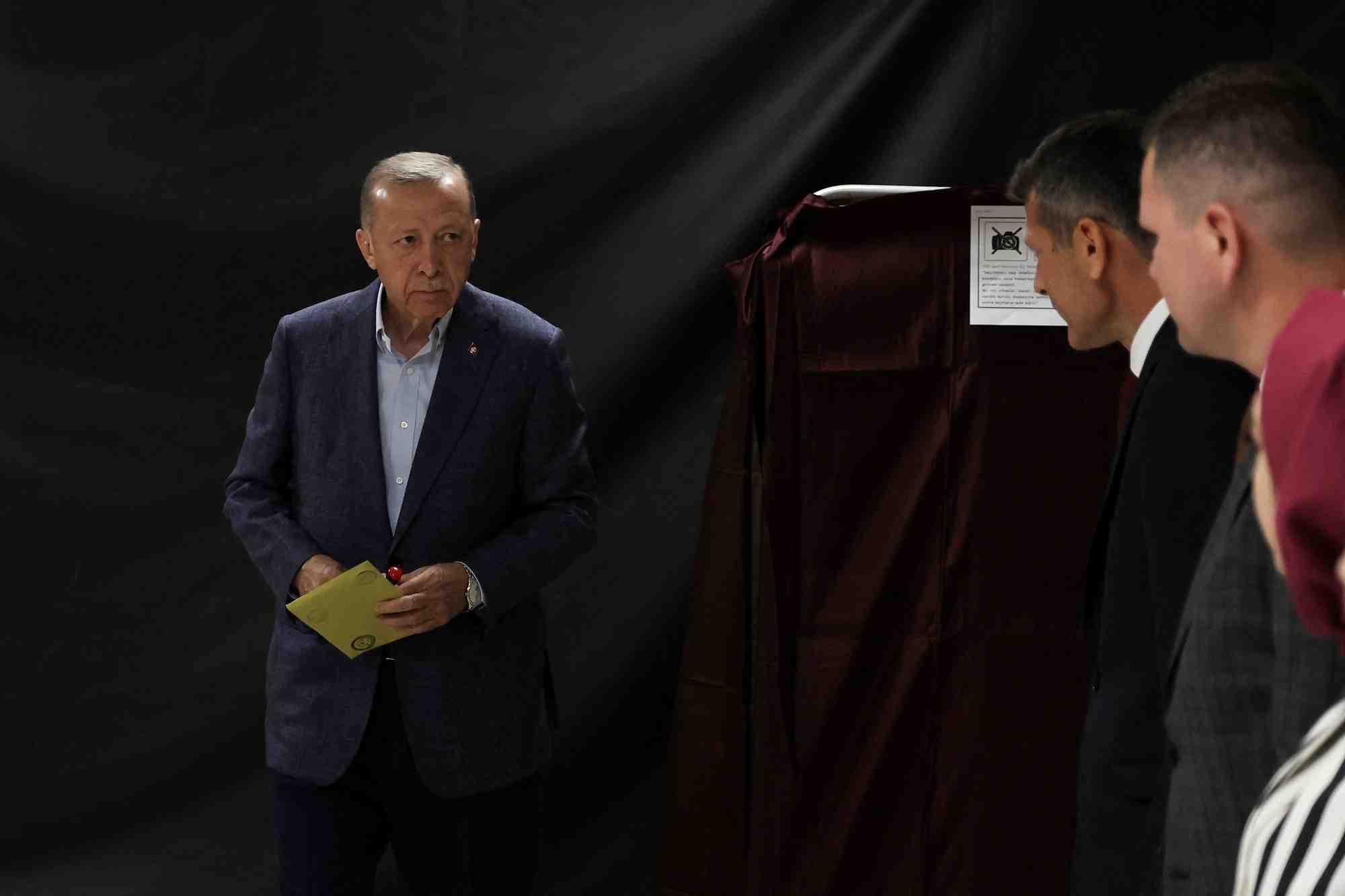 Le president turc tayyip erdogan dans un bureau de vote a istanbul