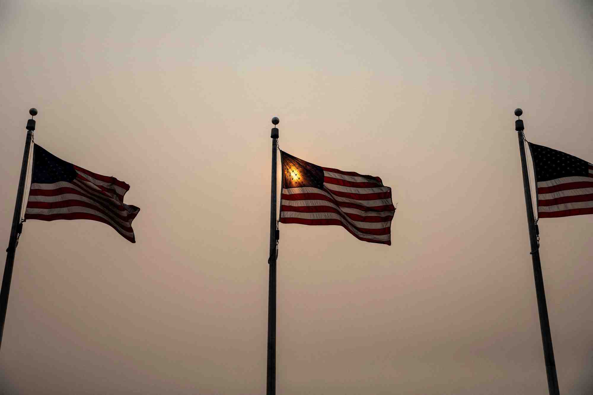 Des drapeaux americains flottent a washington