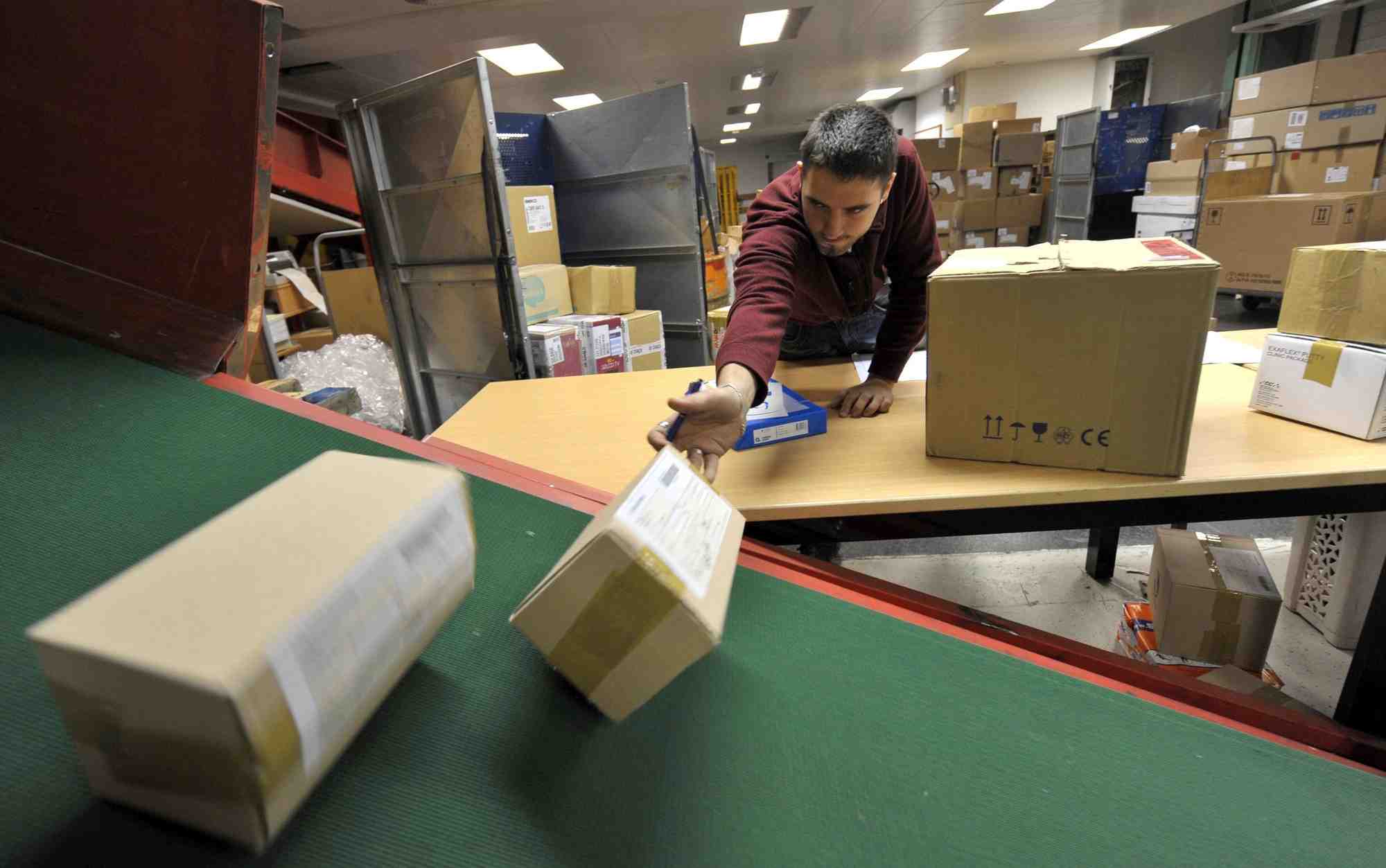 Un travailleur dans un centre logistique de slovenie a ljubljana
