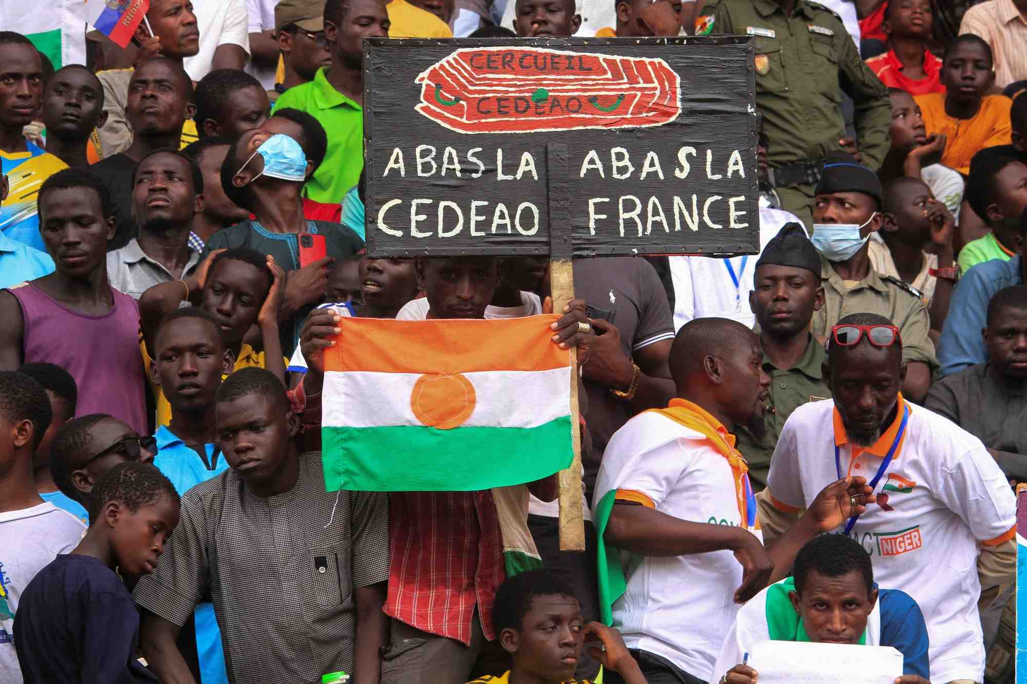 Le départ de Sylvain Itté et le retrait des troupes françaises étaient deux demandes du général Abdourahamane Tiani, nouvel homme fort du Niger. Elles avaient été formulées en août par la junte.