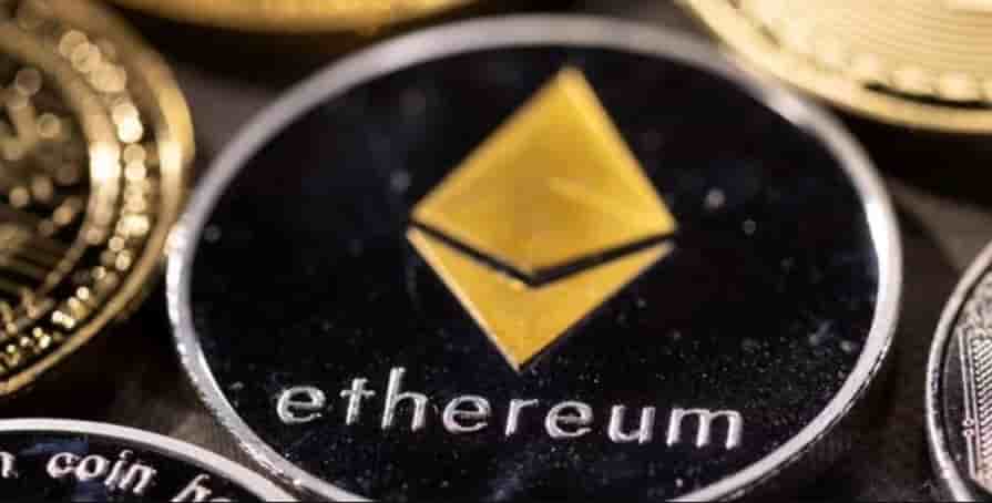 Lancé en 2015, l’ether ou ethereum est désormais la deuxième devise numérique en valeur totale, estimée à plus de 460 milliards de dollars, derrière le bitcoin.