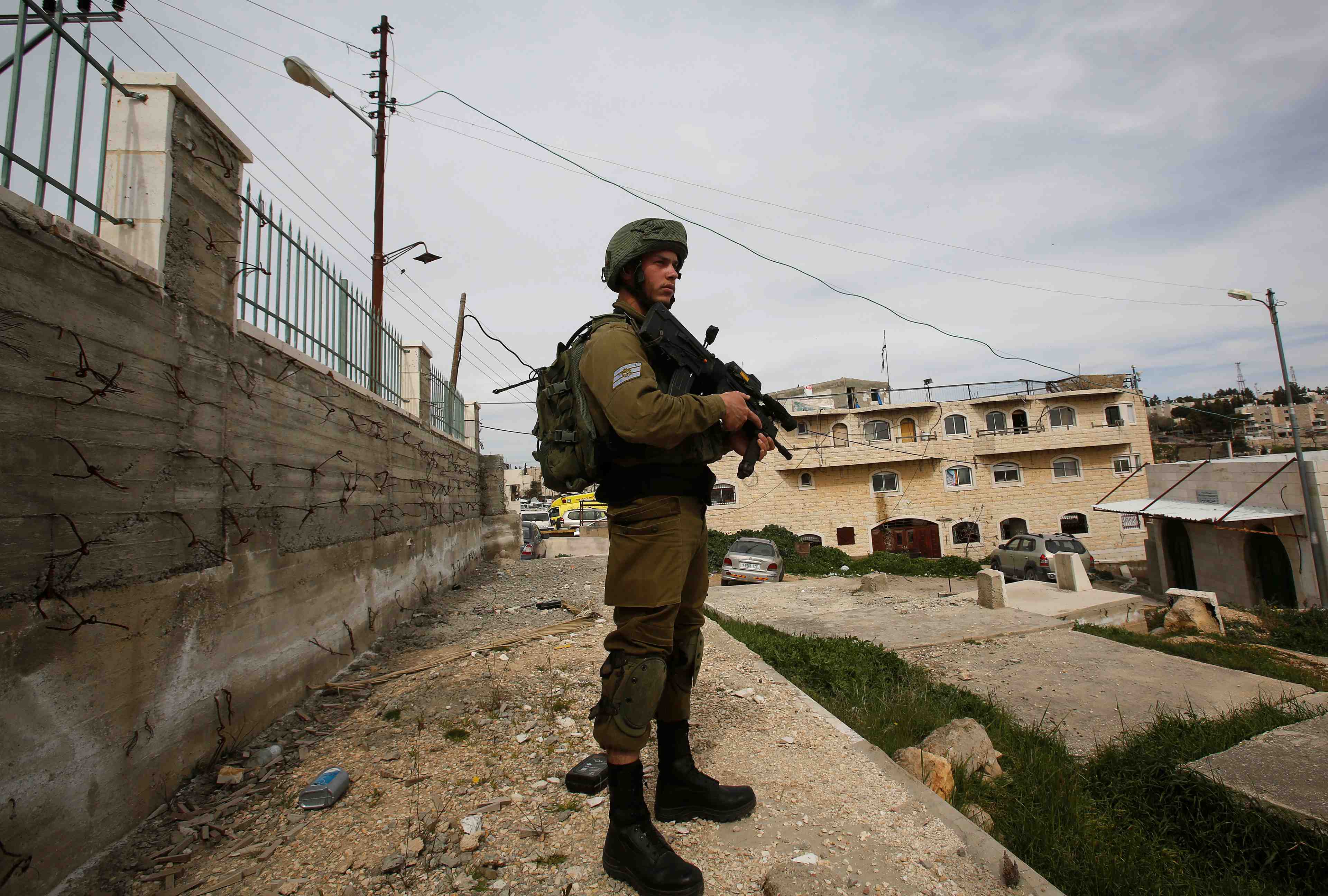 Un palestinien arme abattu par des soldats israeliens a hebron