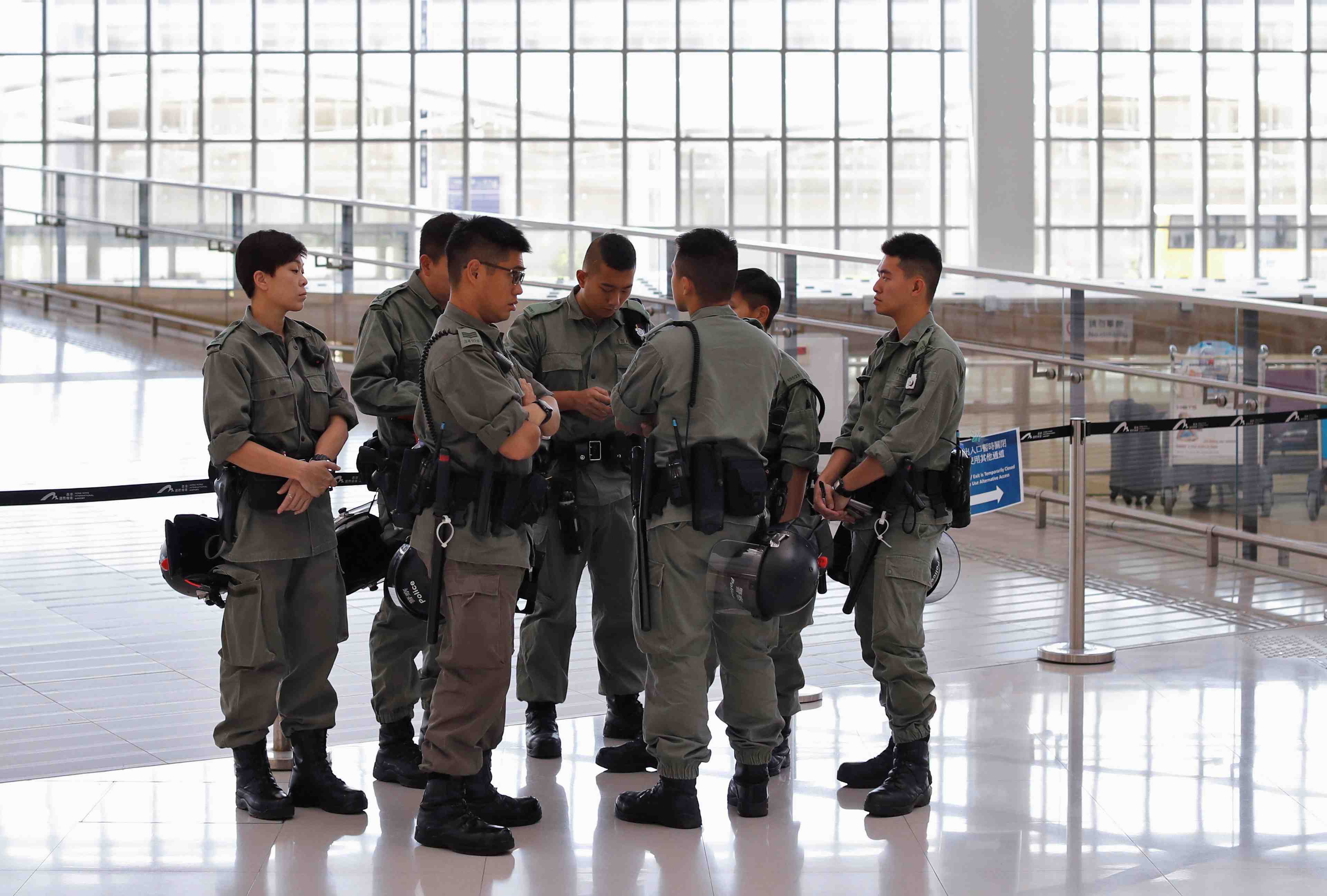 Hong kong: la police bloque l'acces a l'aeroport